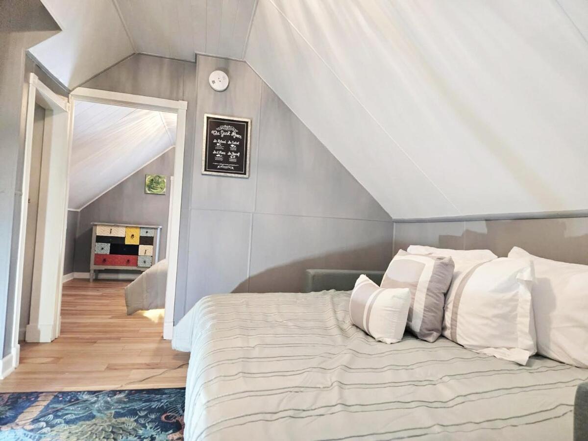 Charming Downtown Apartment in Victorian Home with Mountain Views