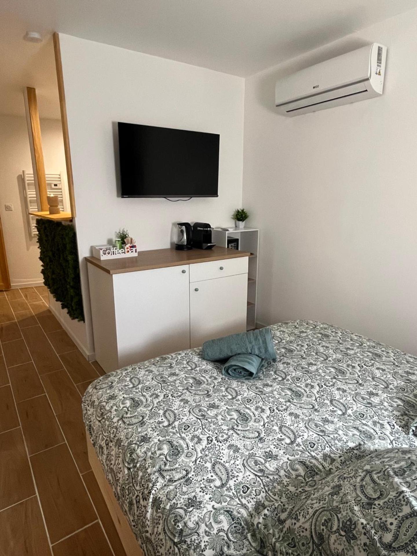 Chambre et Spa Sud Doré avec Piscine en saison