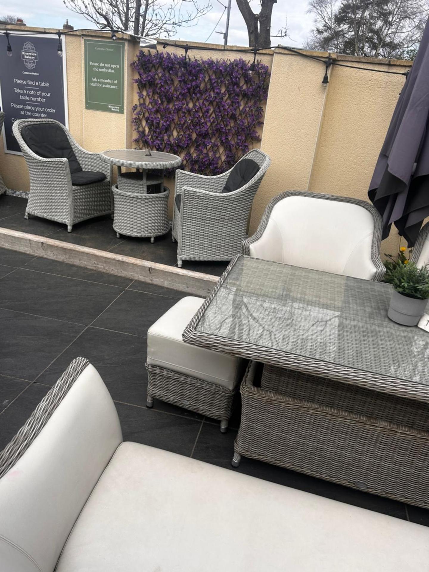 Sleeps 7, entire apartment,with restaurant next door