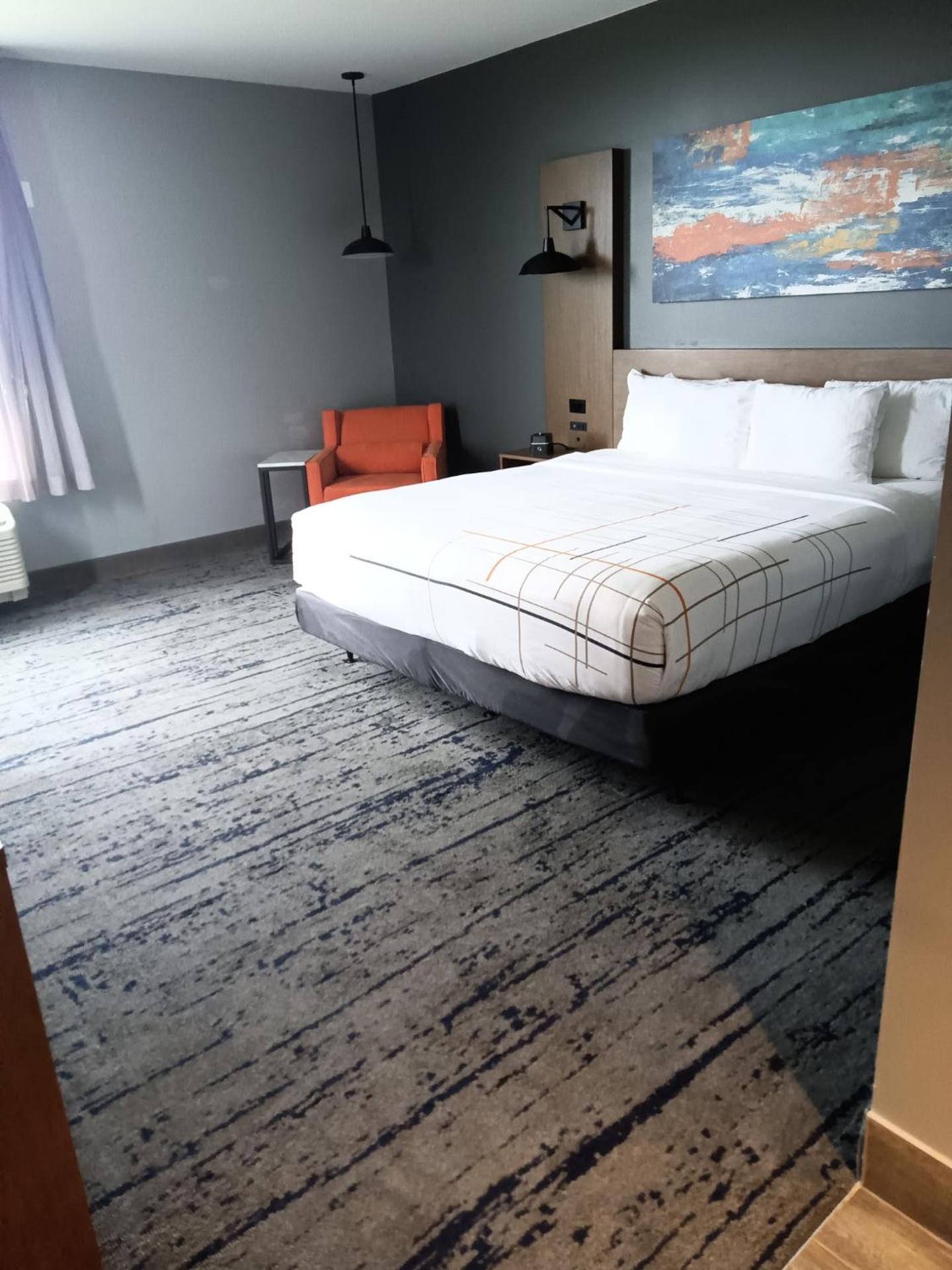 Deluxe King Room with Mobility/Hearing Access and Bath Tub with Grab Bars - Non-Smoking