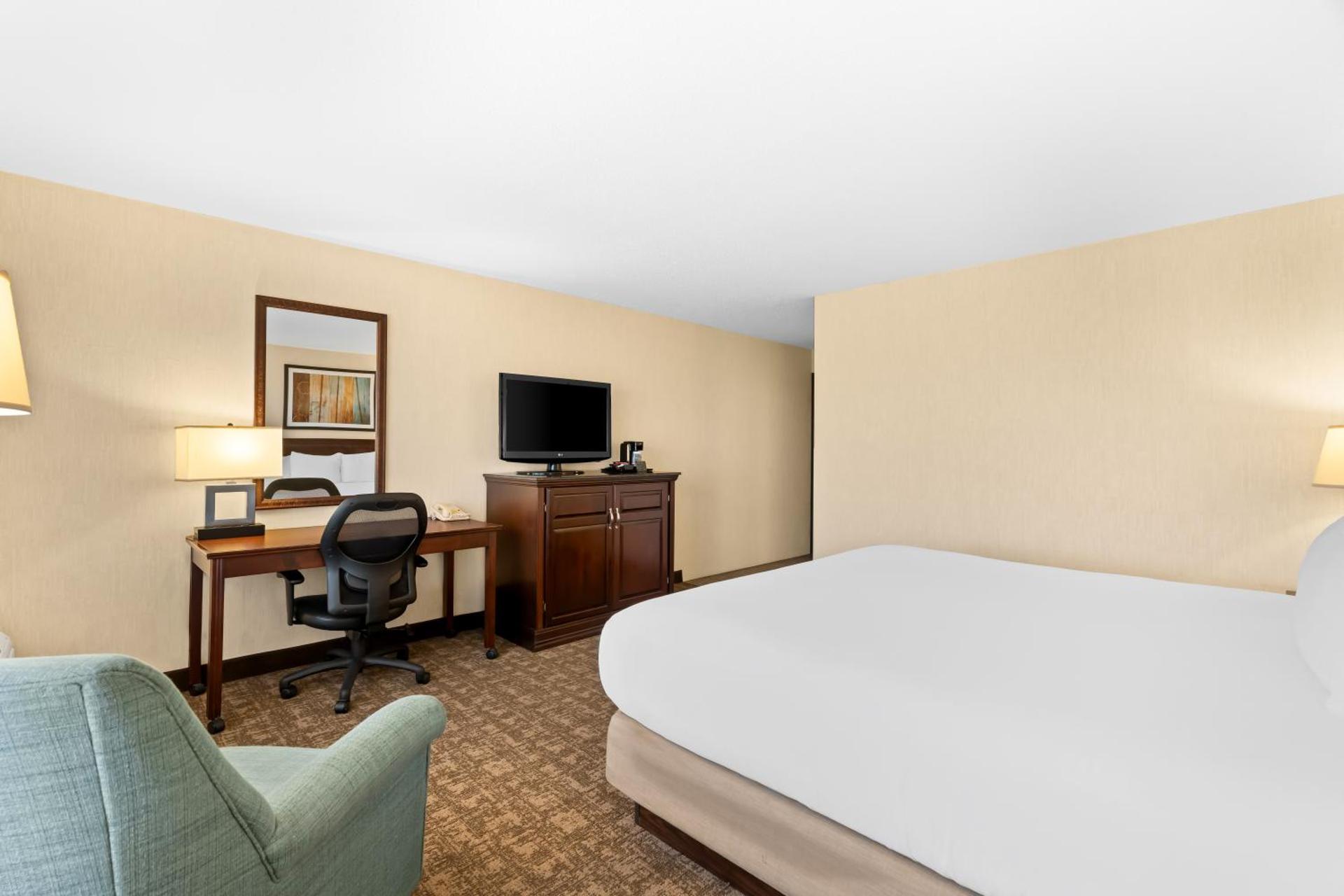 King Room with Roll-In Shower - Disability Access/Non Smoking