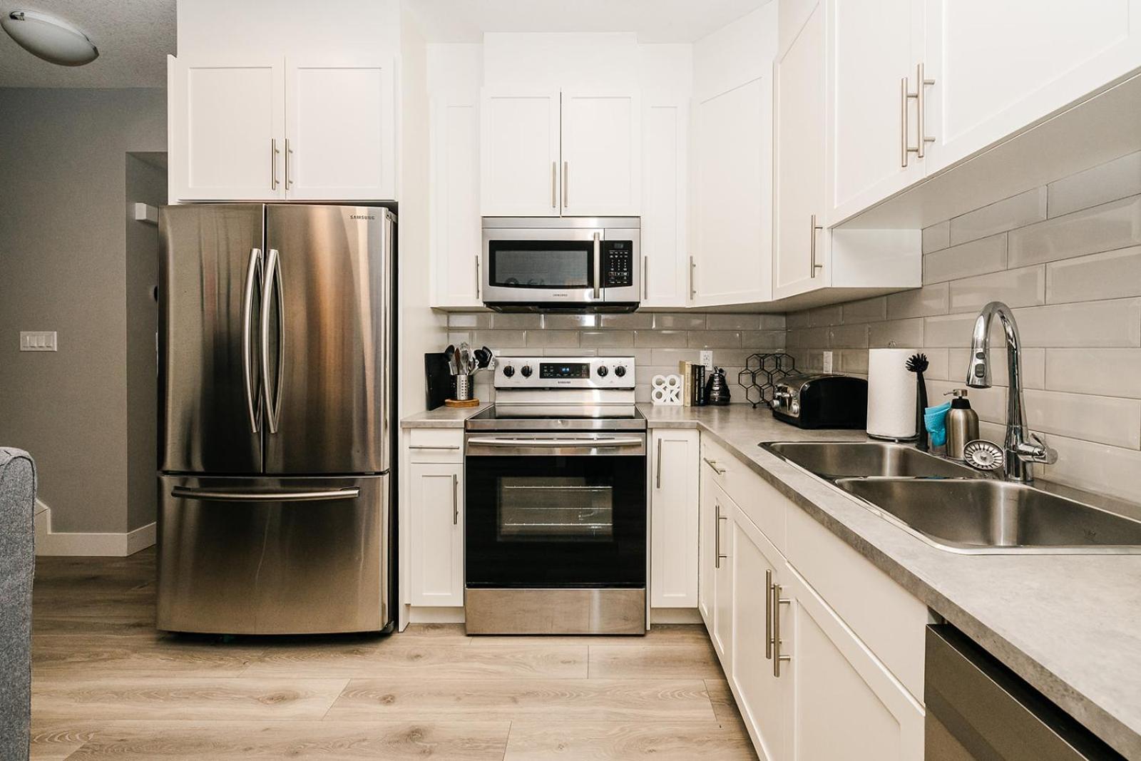 Modern suite near Airport Hospital Henday Town Ctr