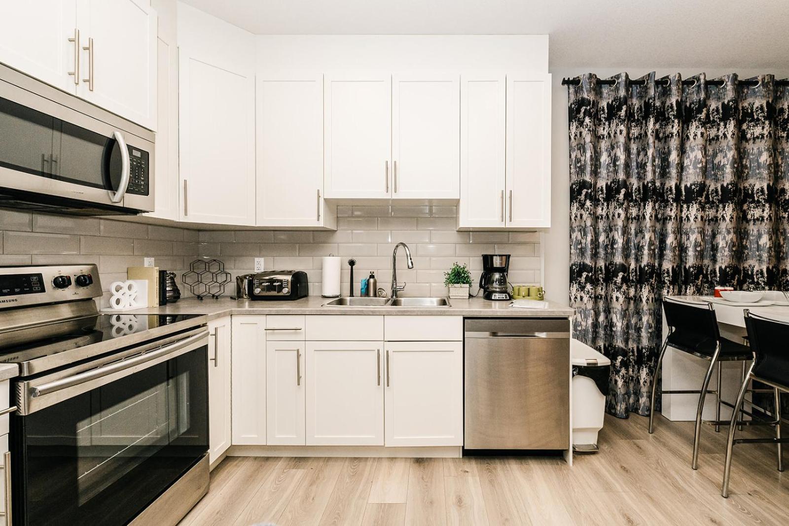 Modern suite near Airport Hospital Henday Town Ctr