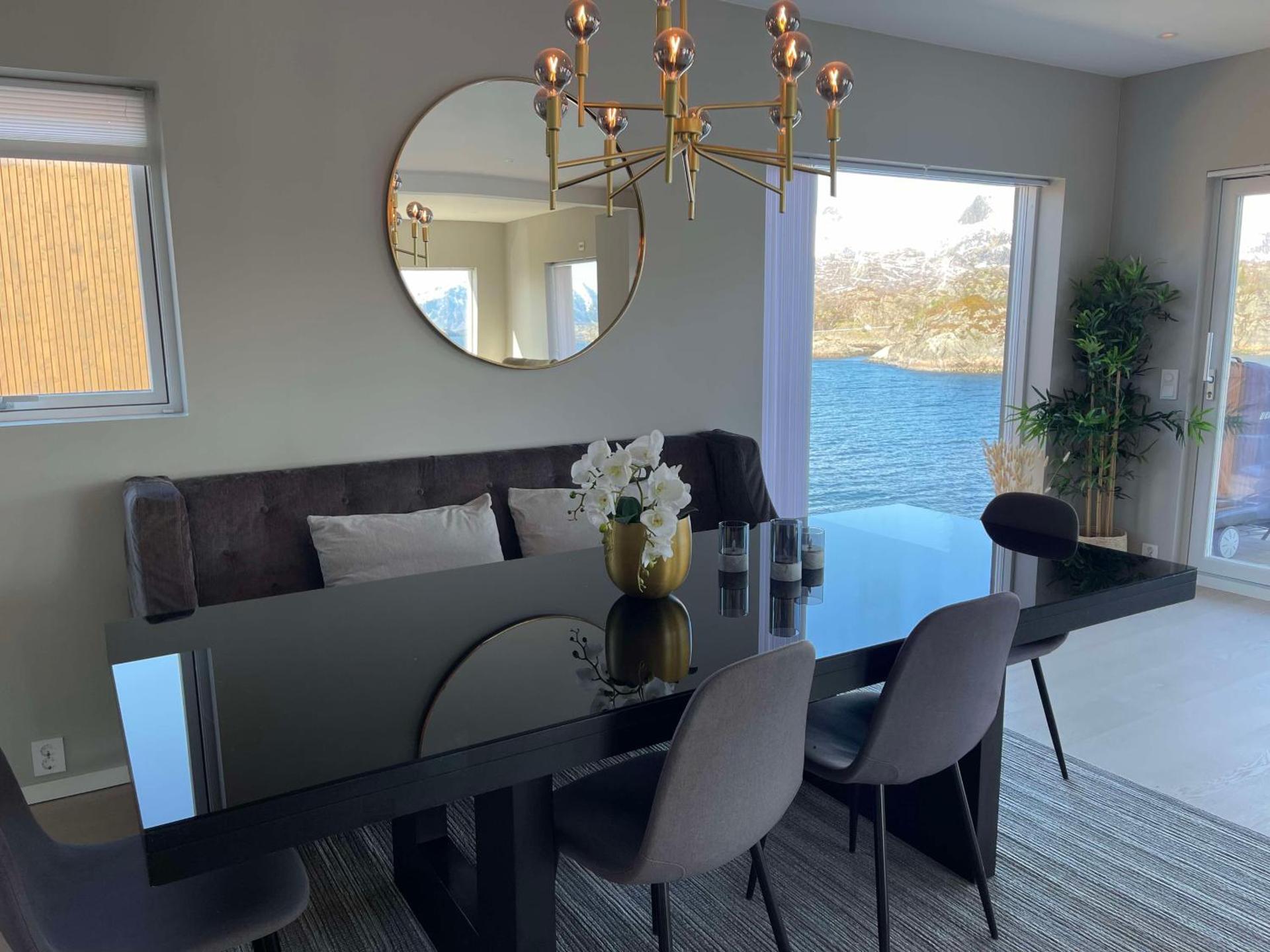 Leilighet med høy standard og fantastisk havutsikt