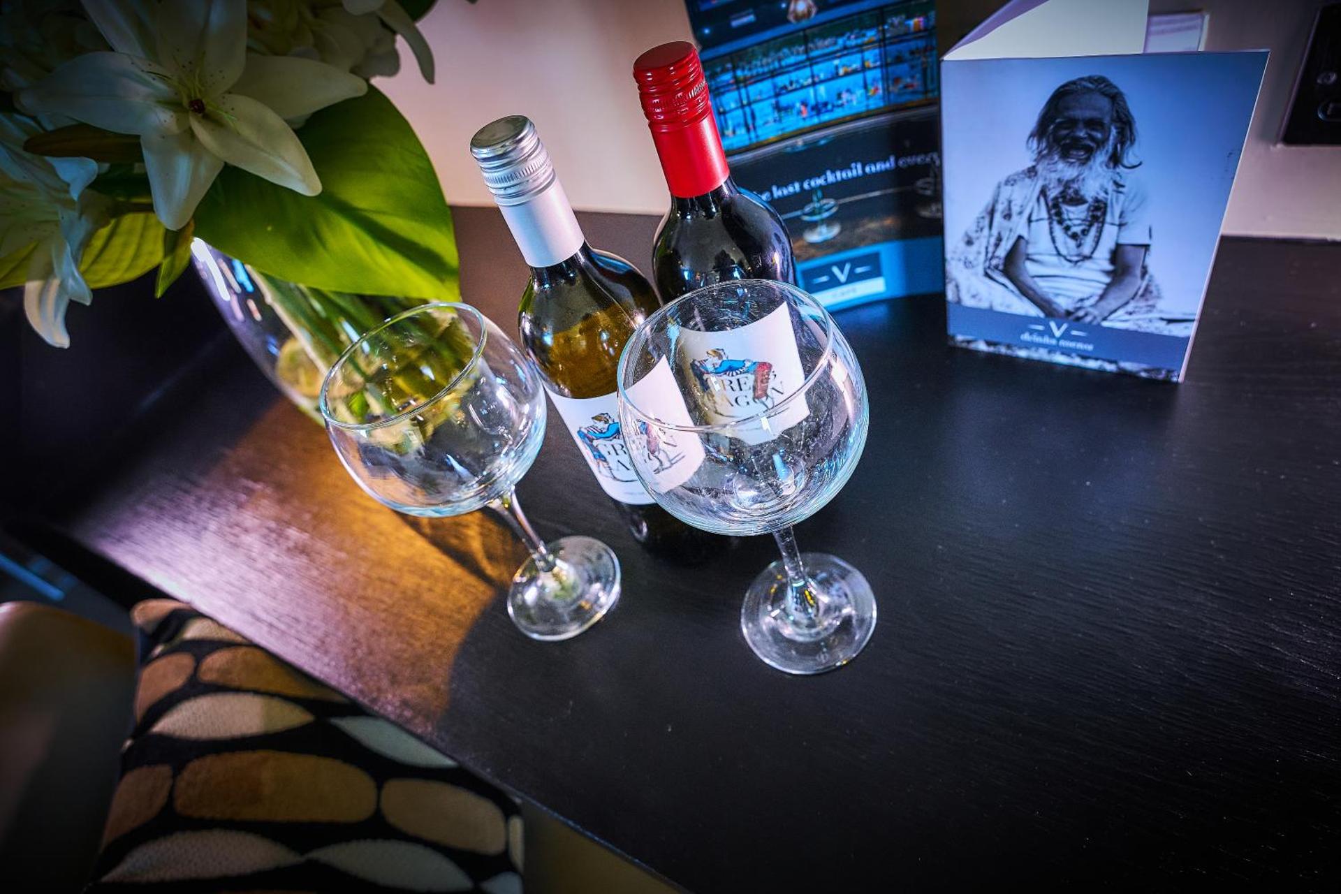 V Corner Studio Room