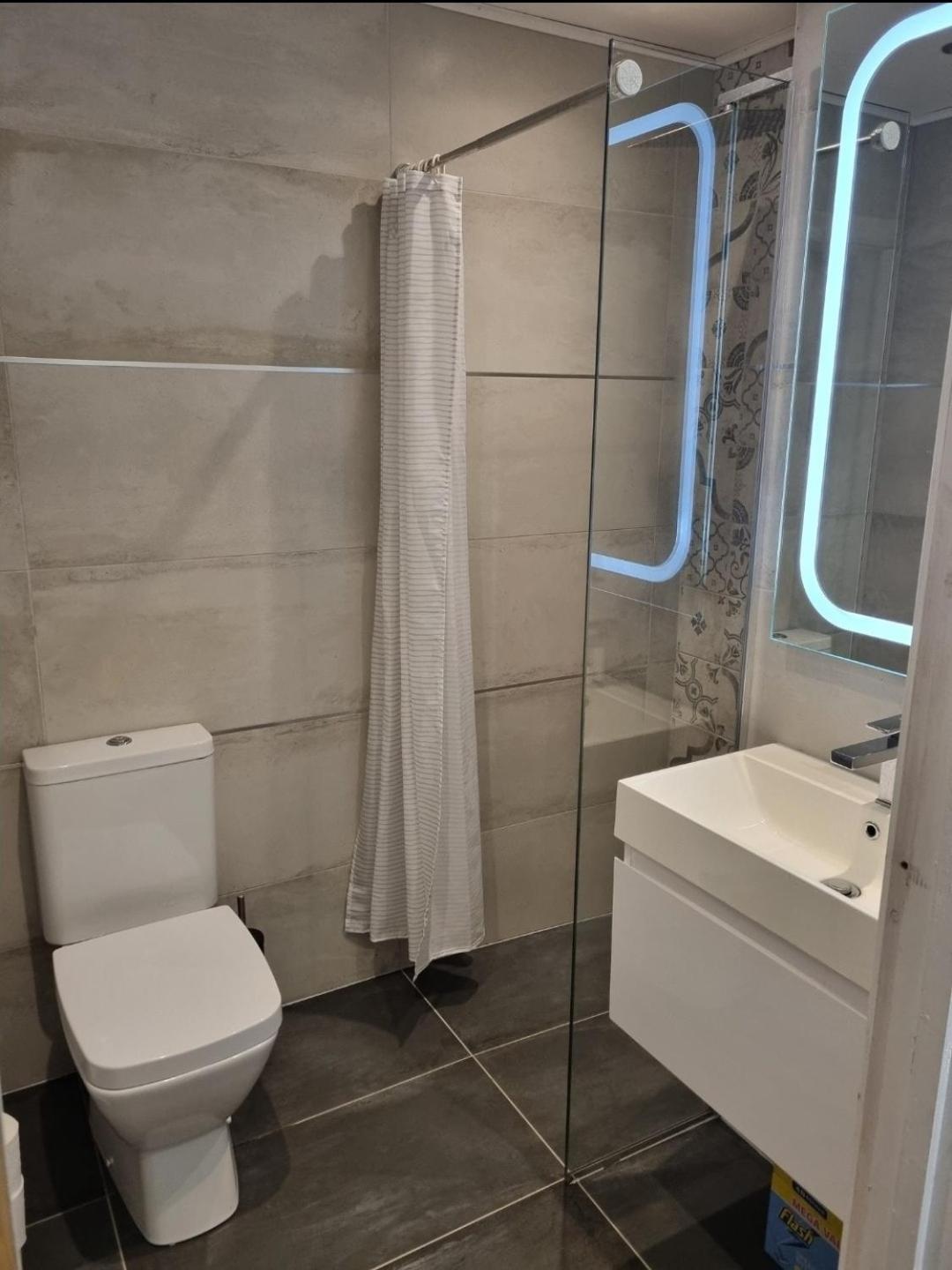 Stylish annexe with private entrance, four persons