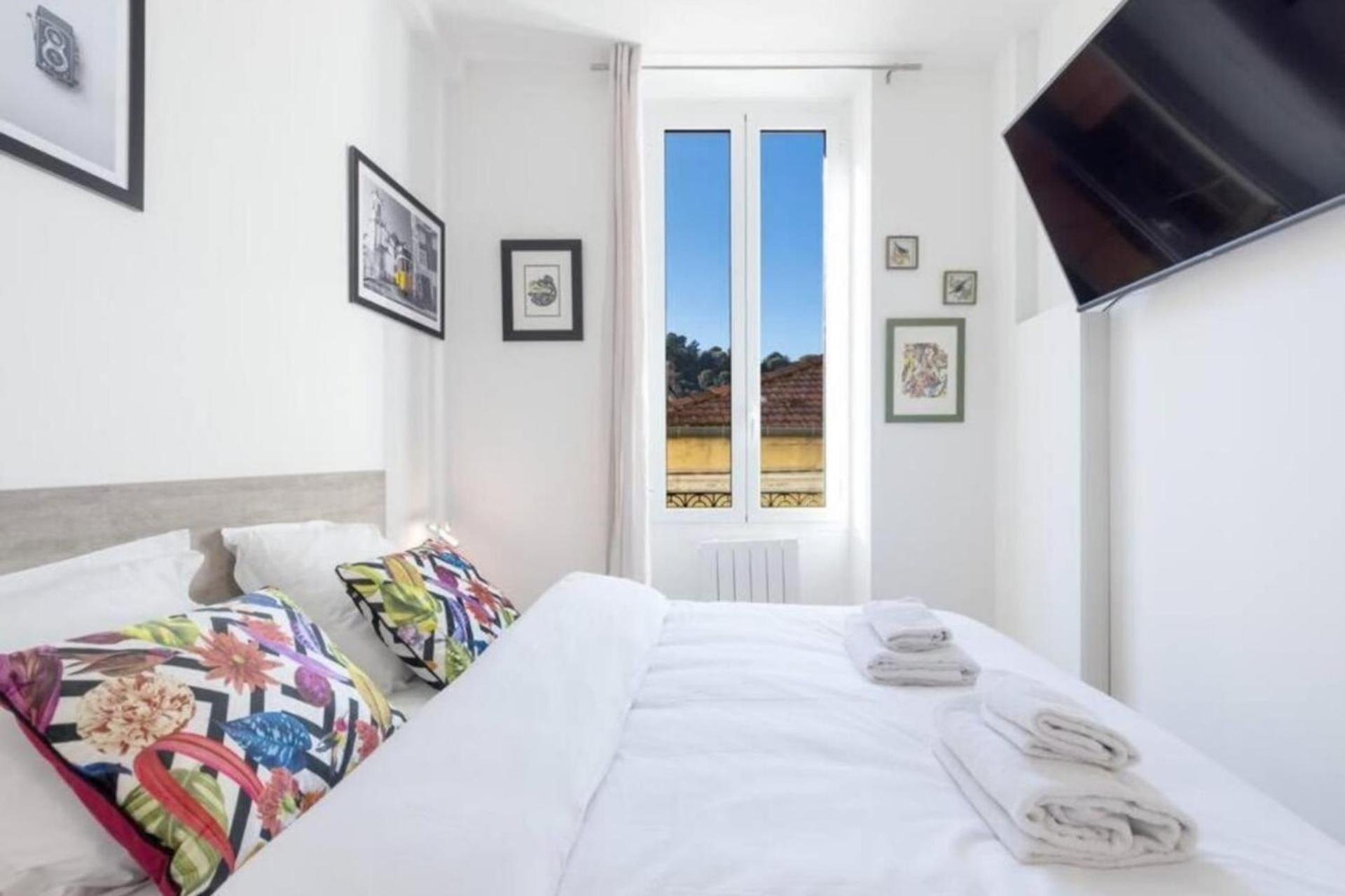 MOULIN - Stunning 1 bedroom Apt on the Port