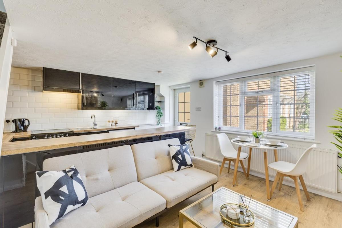 Cozy Riverside Cottage in Hertford Town with Parking