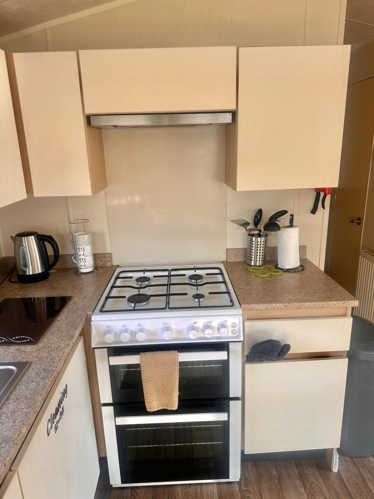 Two Bedroom Willerby Caravan Located in Uddingston, Glasgow at Maryville Caravan Site