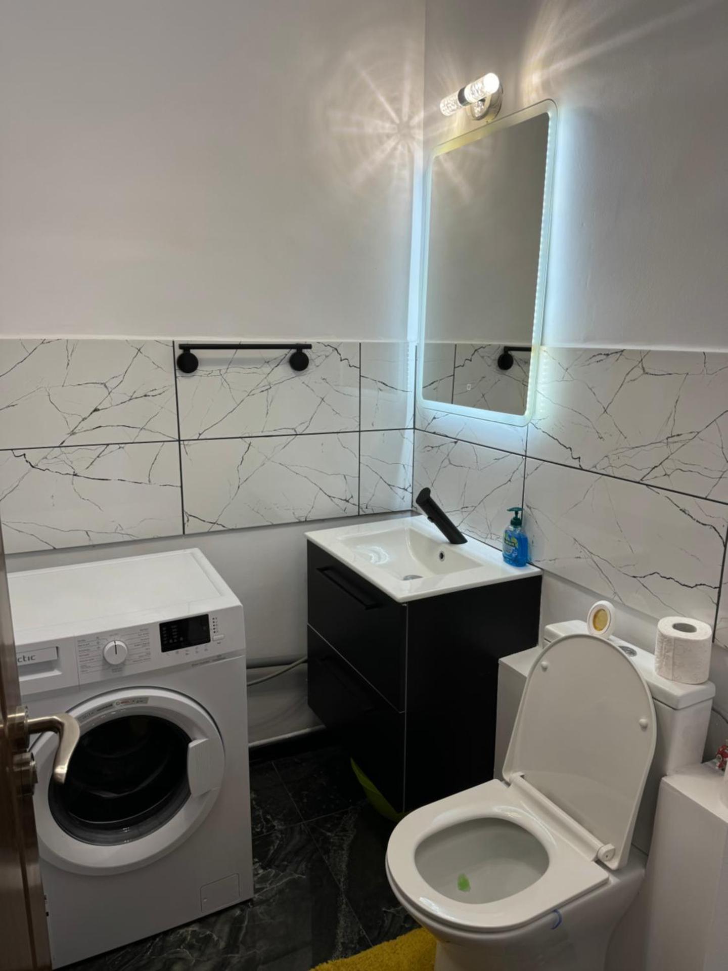 Modern 2BR Apartment Central Fast Wi-Fi Free parking