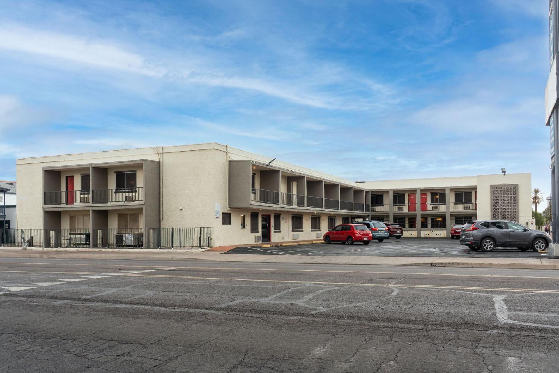 Central Phoenix Hotel