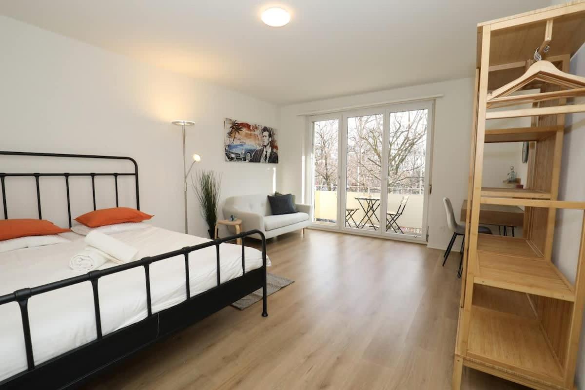 Spacious Parkside Apartment in Central Zurich with Balcony