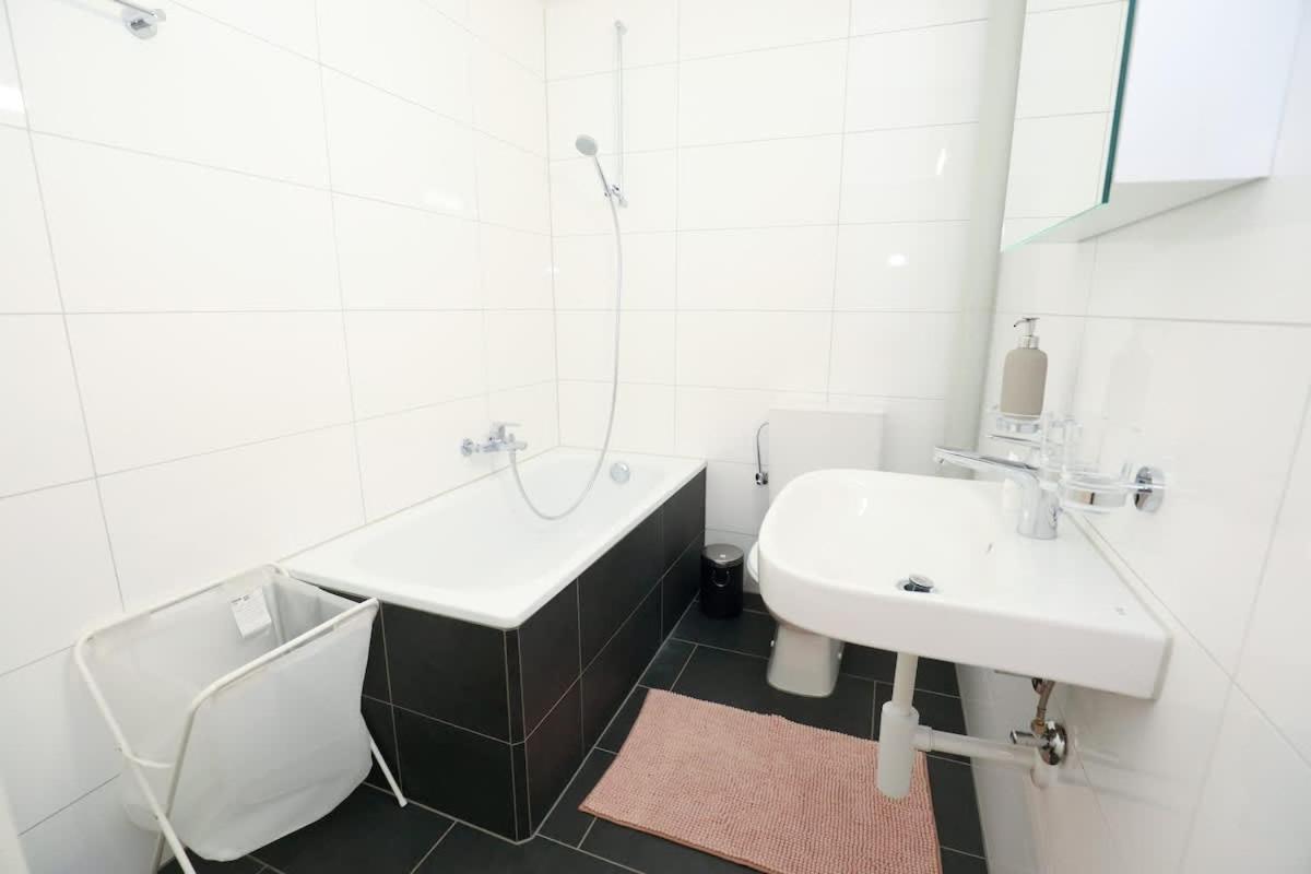 Spacious Parkside Apartment in Central Zurich with Balcony