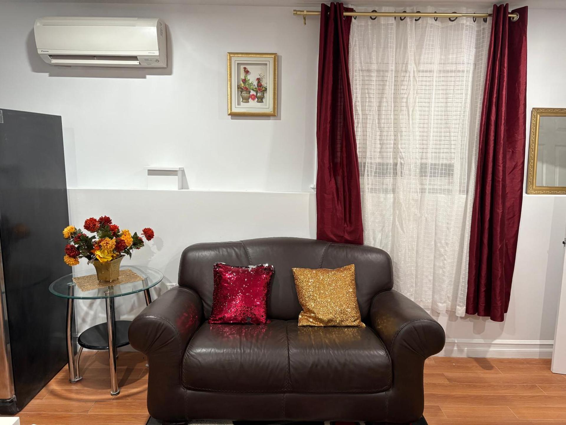 Bachelor and Double room in Bedford, Halifax