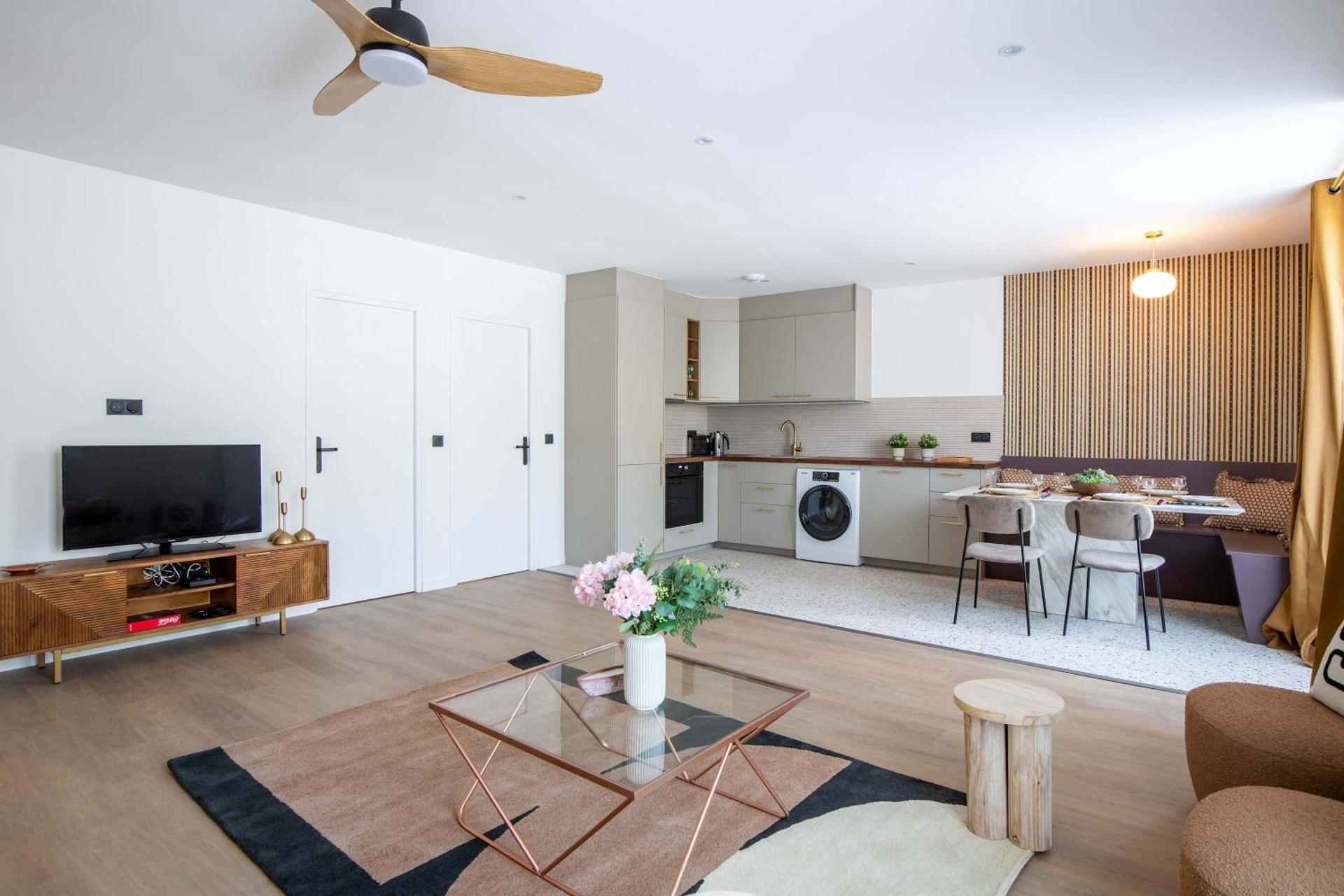 New- 8 pers devant le parc de la villette