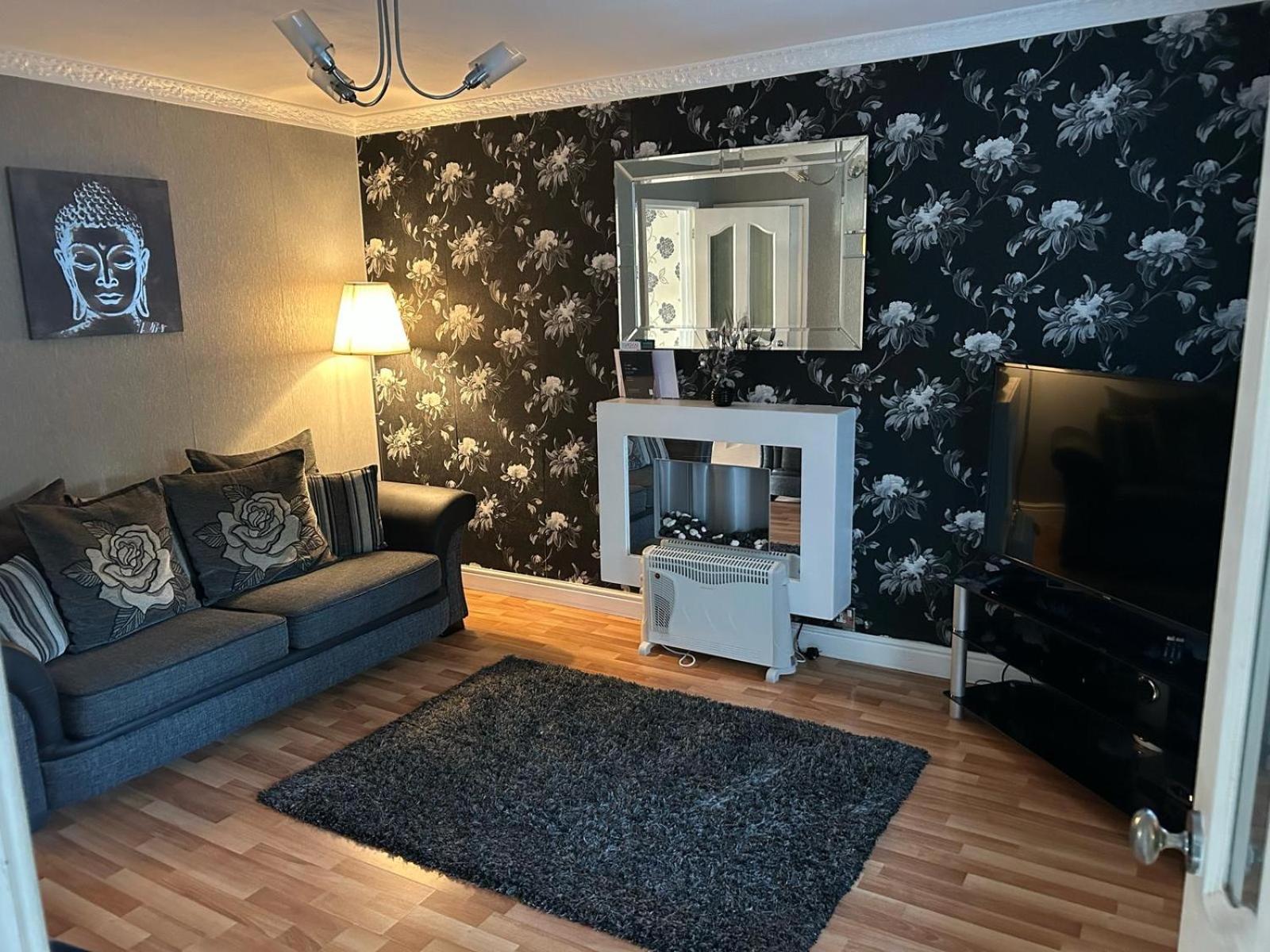 2 bedroom house close to city centre with gated driveway