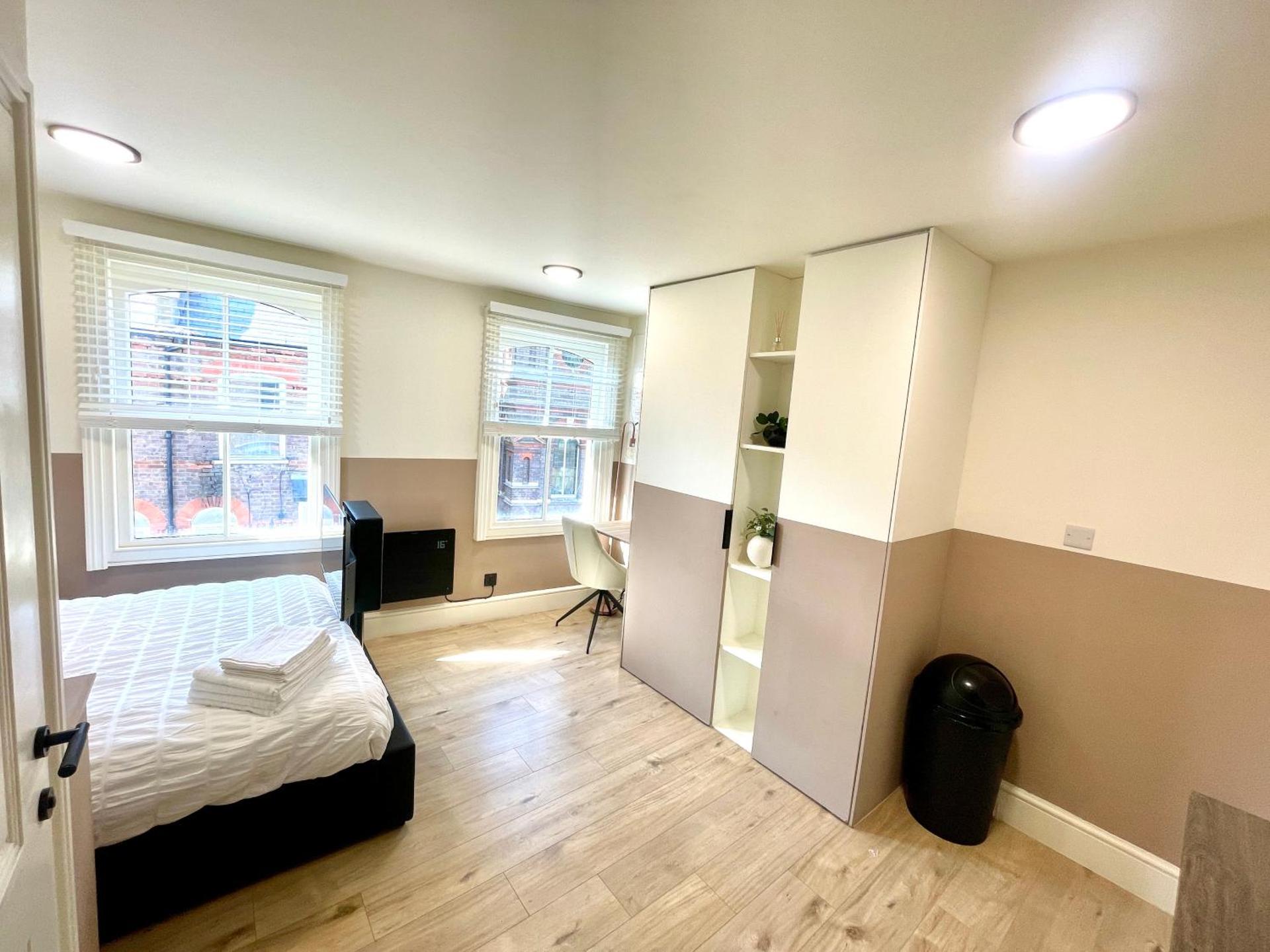 A4 HighTown Studio Apartment, Steps from Luton Train Station