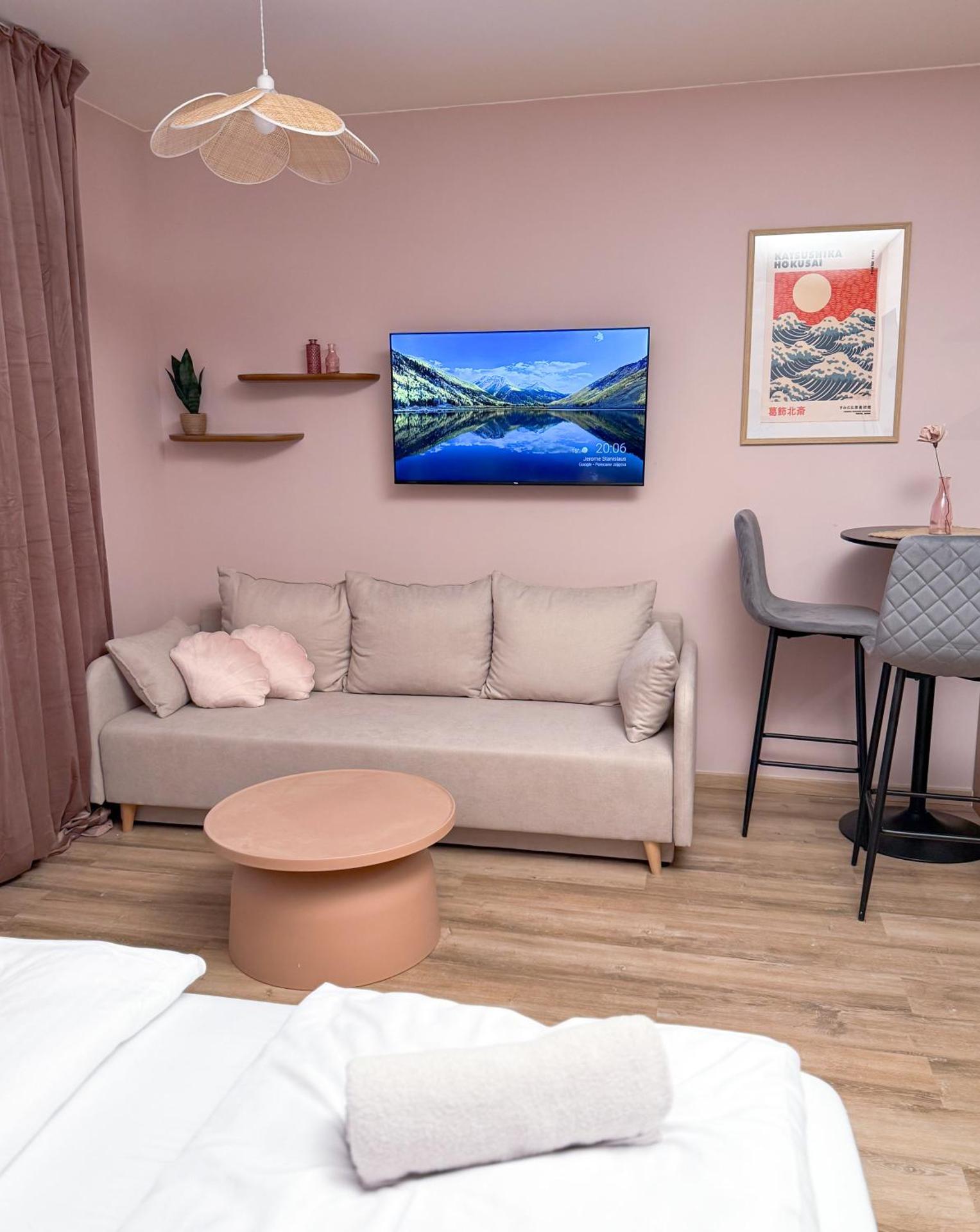 Pink Studio with balcony - self check-in