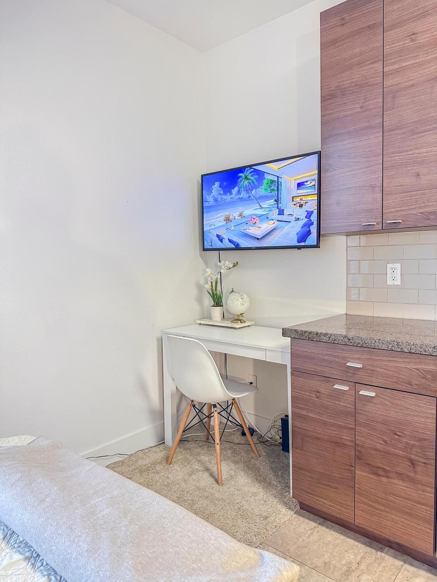 Studio Luxury Marina del Rey with parking gym pool