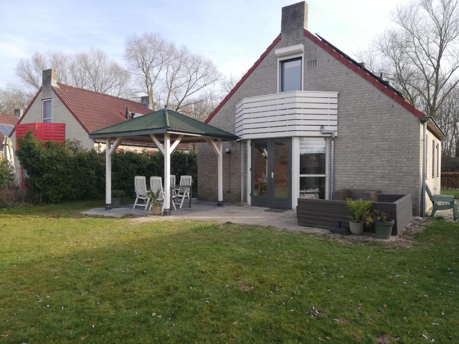 Gezellige vakantiewoning aan het water in Ewijk - recreational only no workers