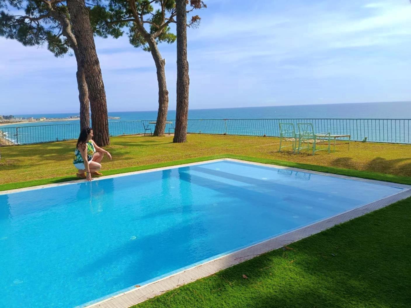 Preciosa casa al borde de un acantilado