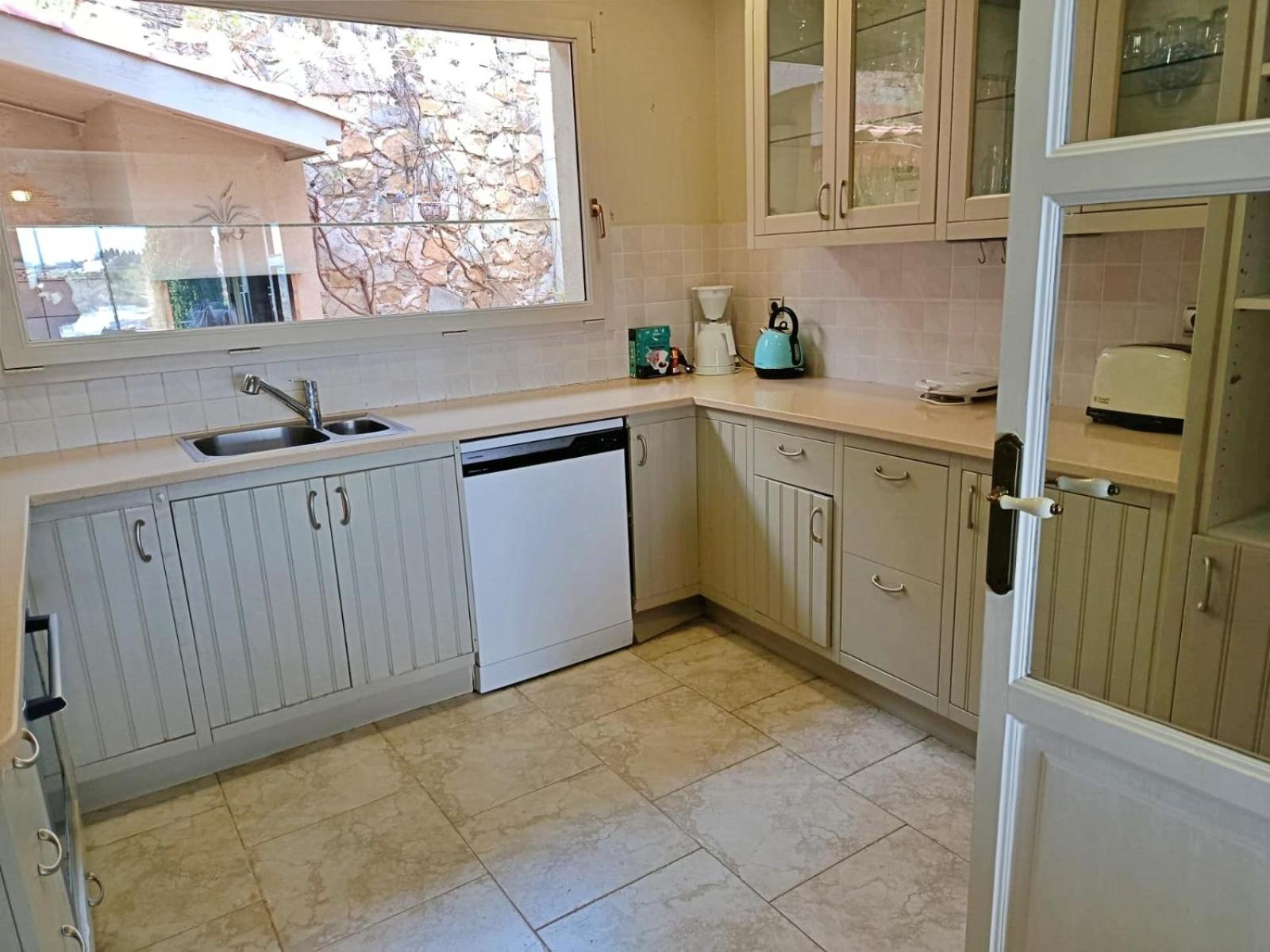 Preciosa casa al borde de un acantilado