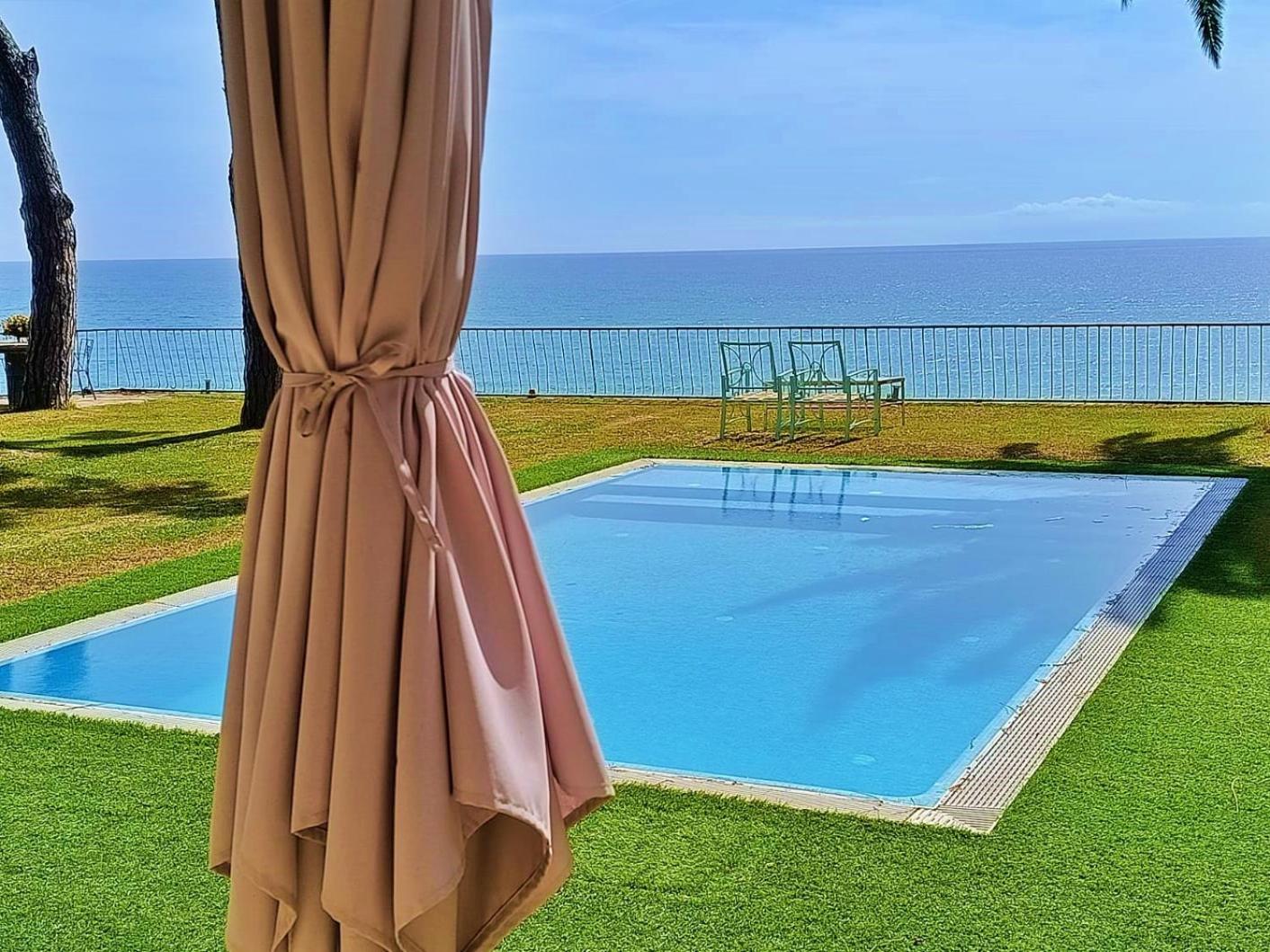 Preciosa casa al borde de un acantilado