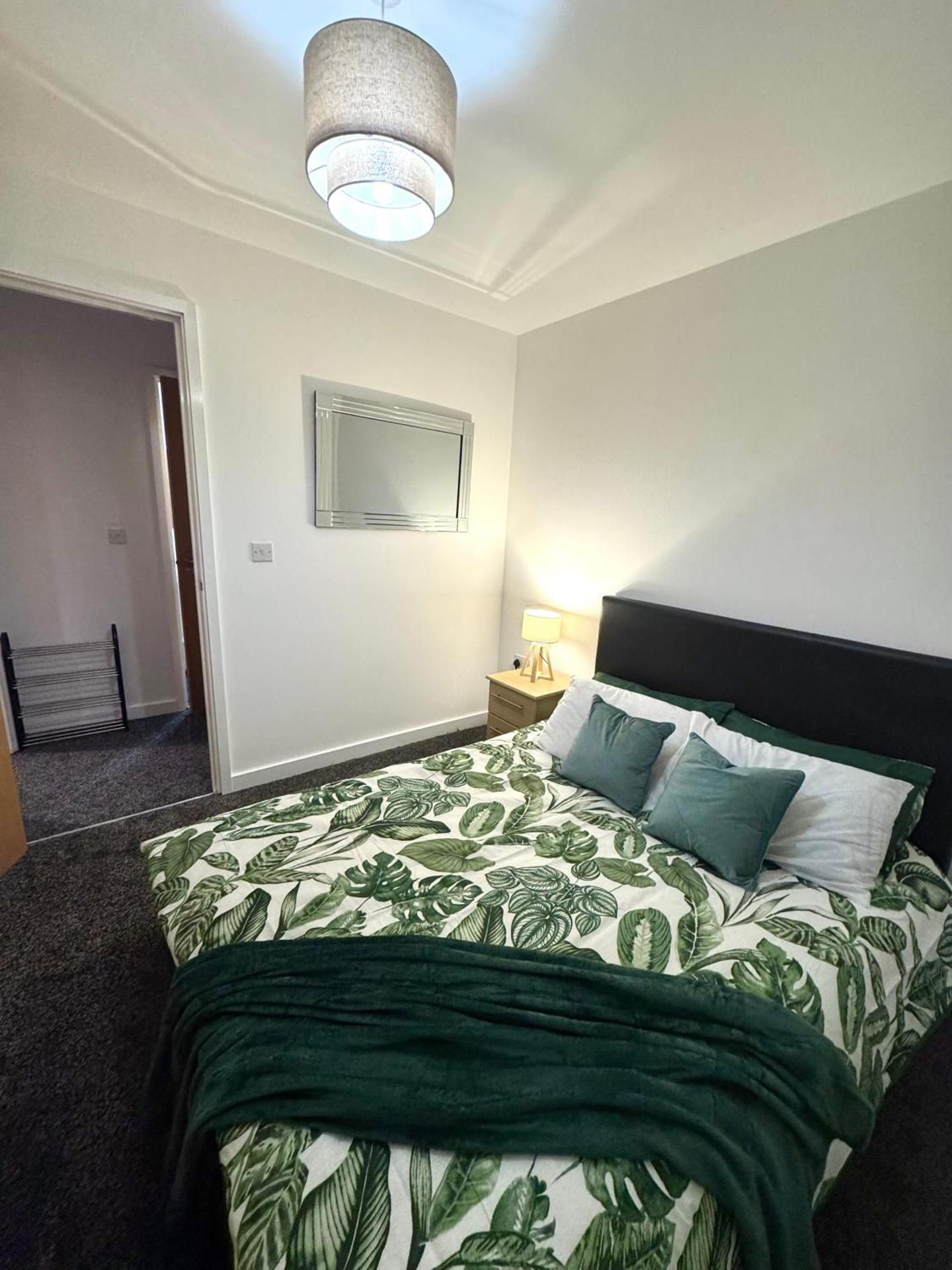 The Trafford Luxe , Garage Parking, Self Check-in Anytime - Perfect for Late Arrivals, Ultra- Fast Wi-Fi, 5 mins to Old Trafford Stadium