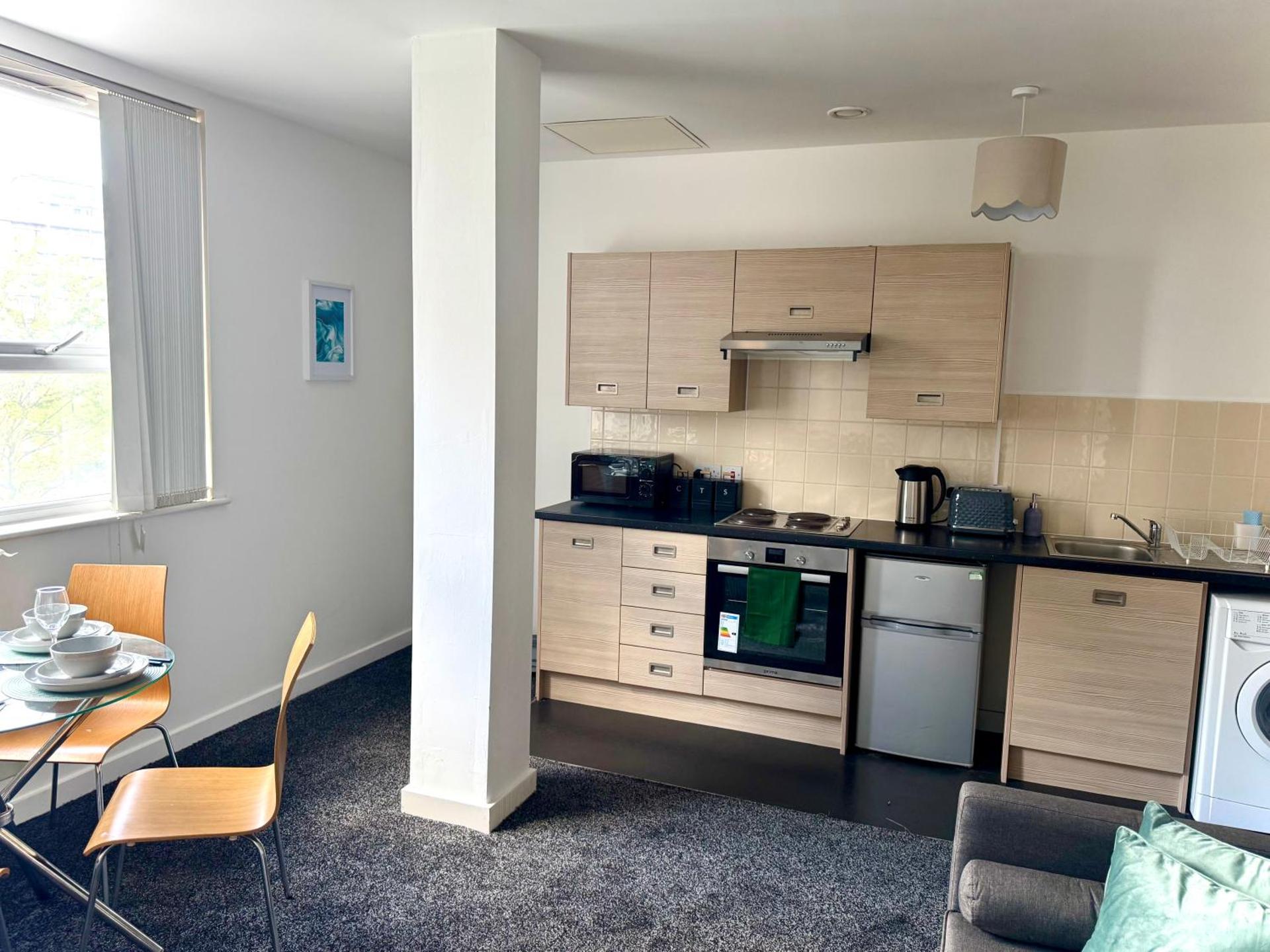 The Trafford Luxe , Garage Parking, Self Check-in Anytime - Perfect for Late Arrivals, Ultra- Fast Wi-Fi, 5 mins to Old Trafford Stadium