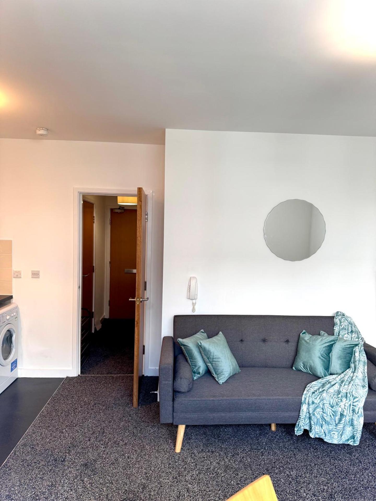 The Trafford Luxe , Garage Parking, Self Check-in Anytime - Perfect for Late Arrivals, Ultra- Fast Wi-Fi, 5 mins to Old Trafford Stadium