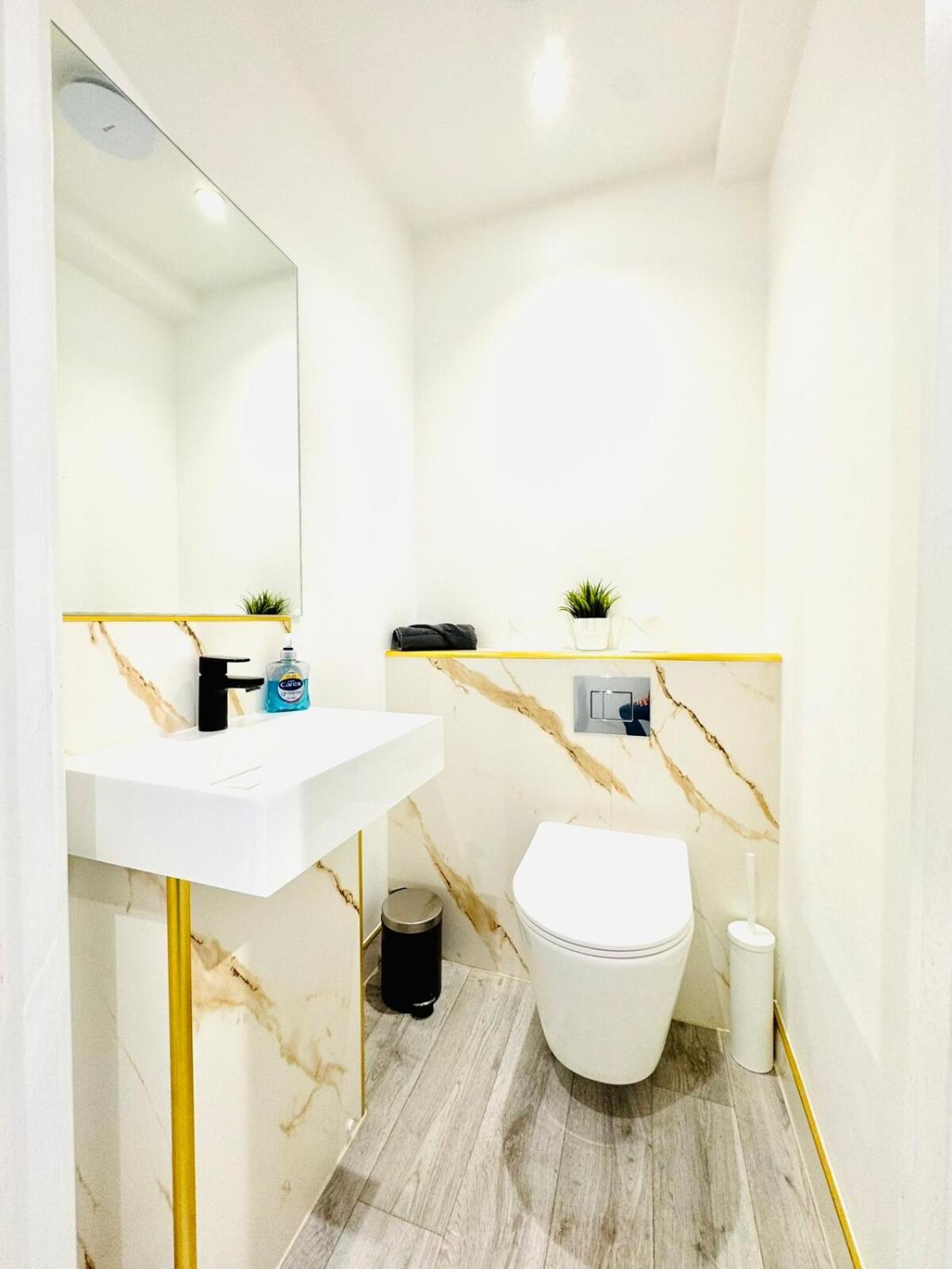 BIG Bournemouth 4-Bedroom - 2-Bathroom - Sleeps 10