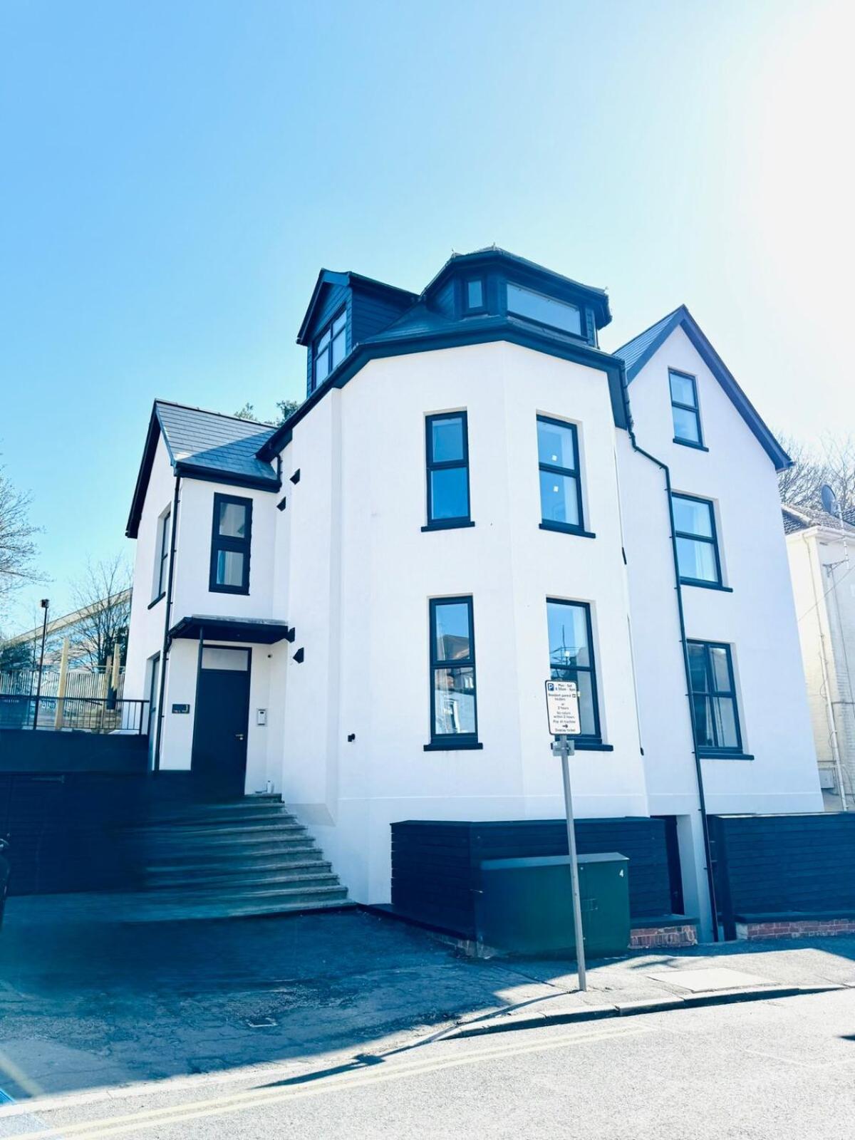 BIG Bournemouth 4-Bedroom - 2-Bathroom - Sleeps 10