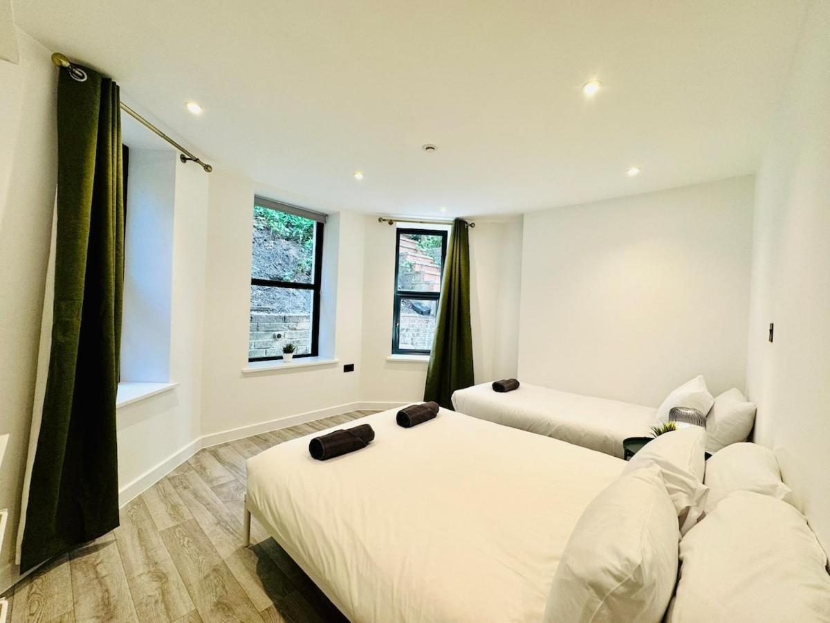 BIG Bournemouth 4-Bedroom - 2-Bathroom - Sleeps 10