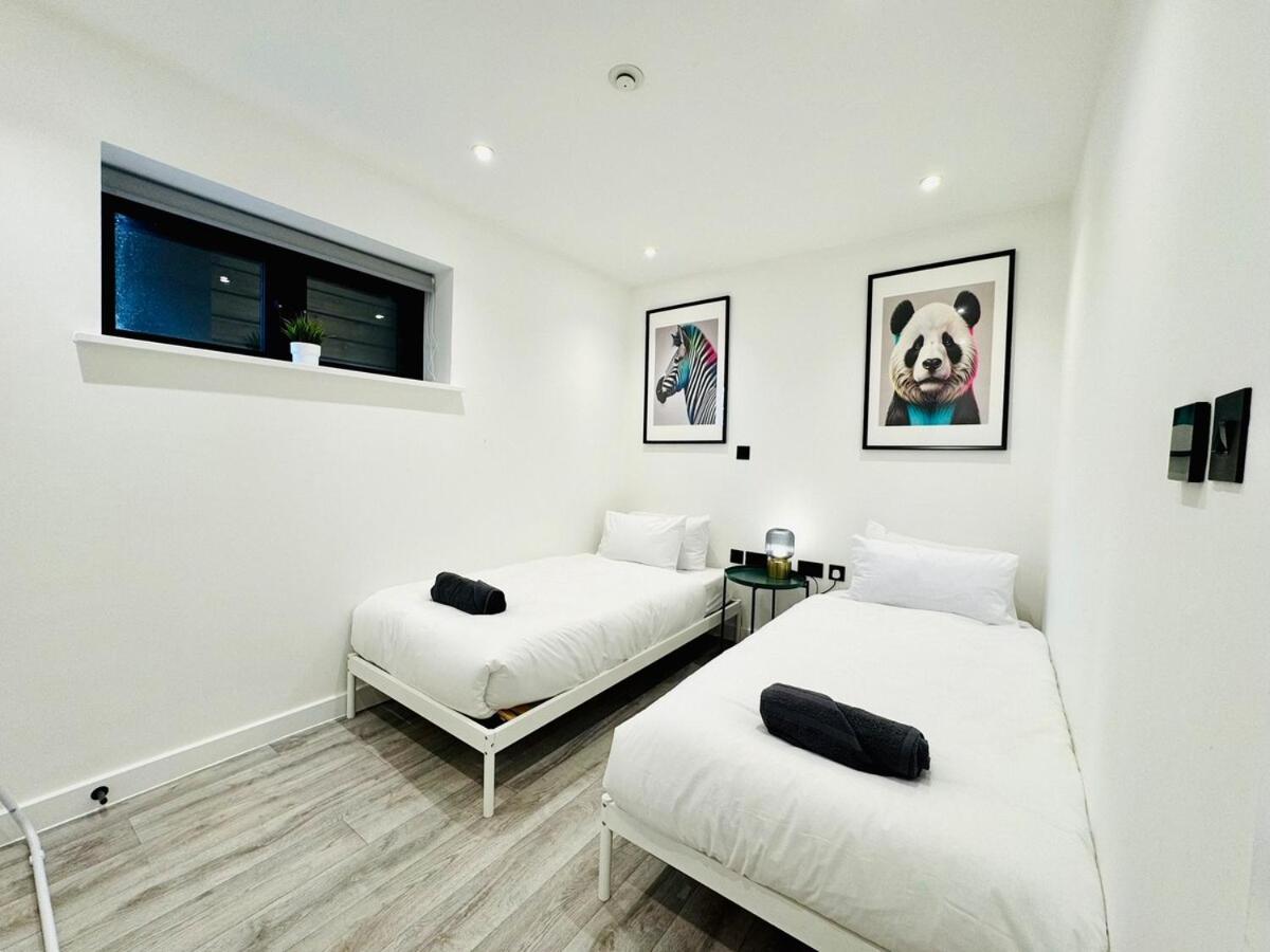 BIG Bournemouth 4-Bedroom - 2-Bathroom - Sleeps 10