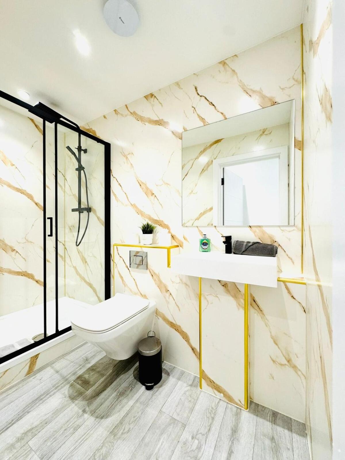 BIG Bournemouth 4-Bedroom - 2-Bathroom - Sleeps 10