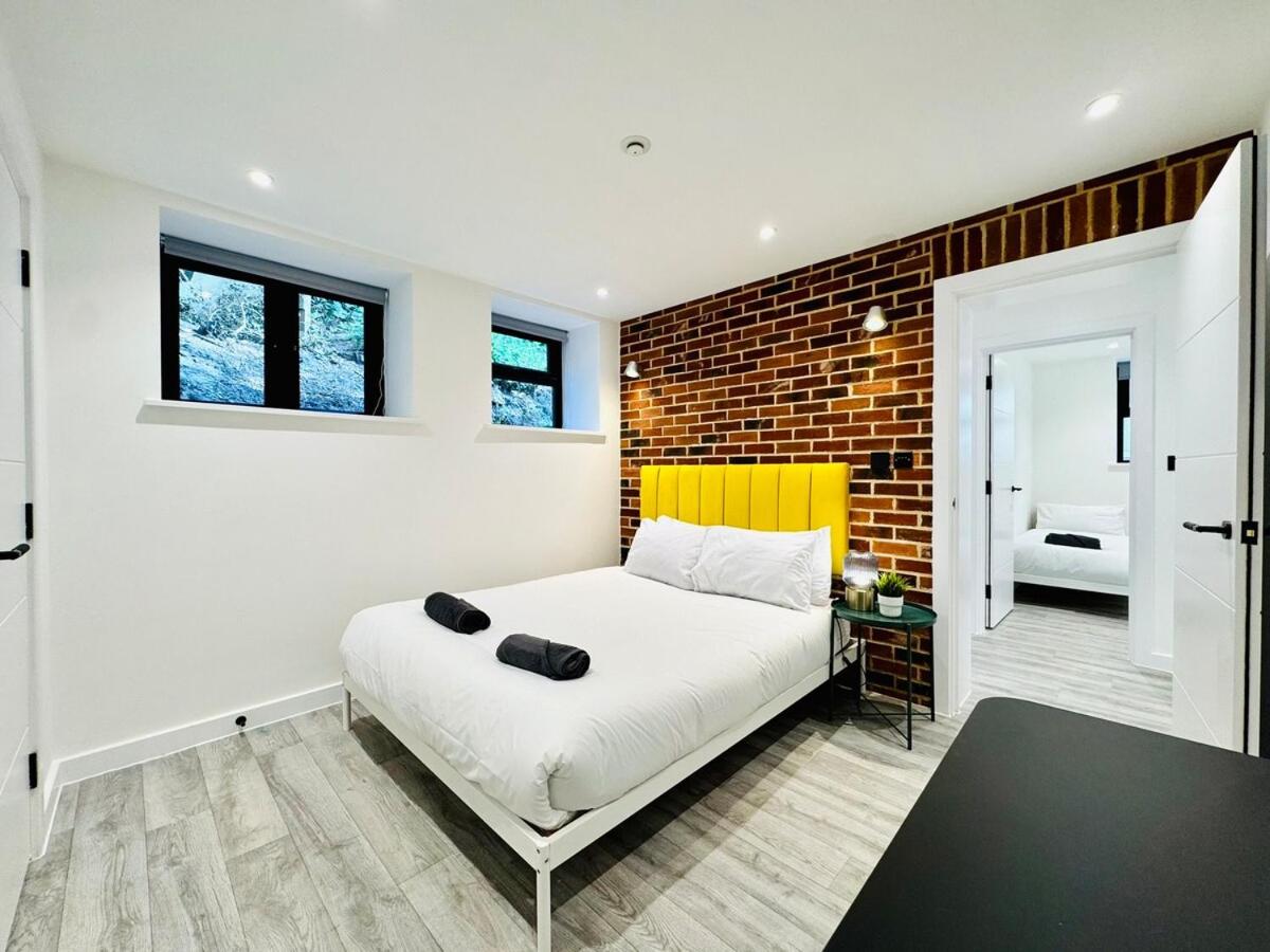 BIG Bournemouth 4-Bedroom - 2-Bathroom - Sleeps 10