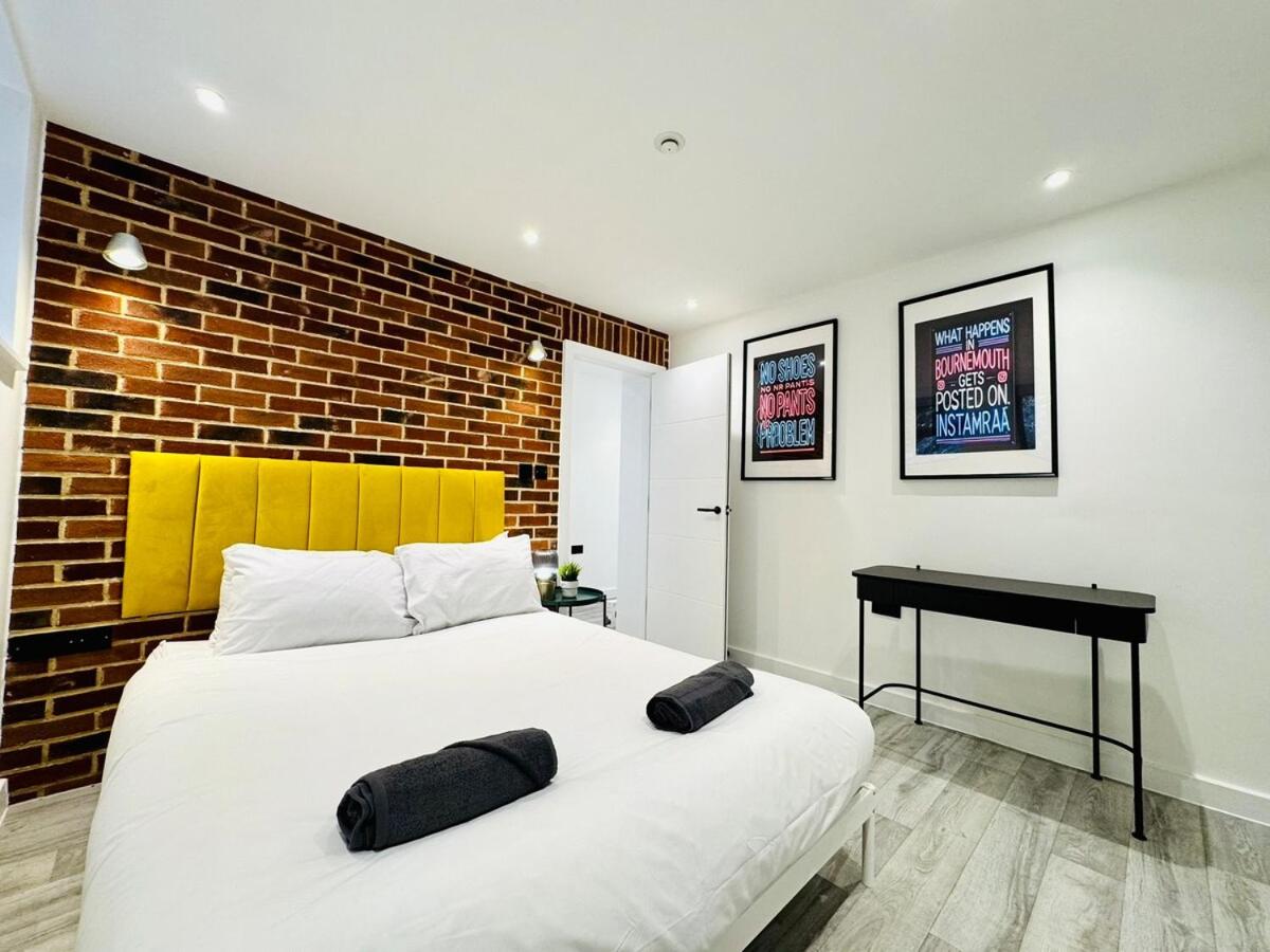 BIG Bournemouth 4-Bedroom - 2-Bathroom - Sleeps 10