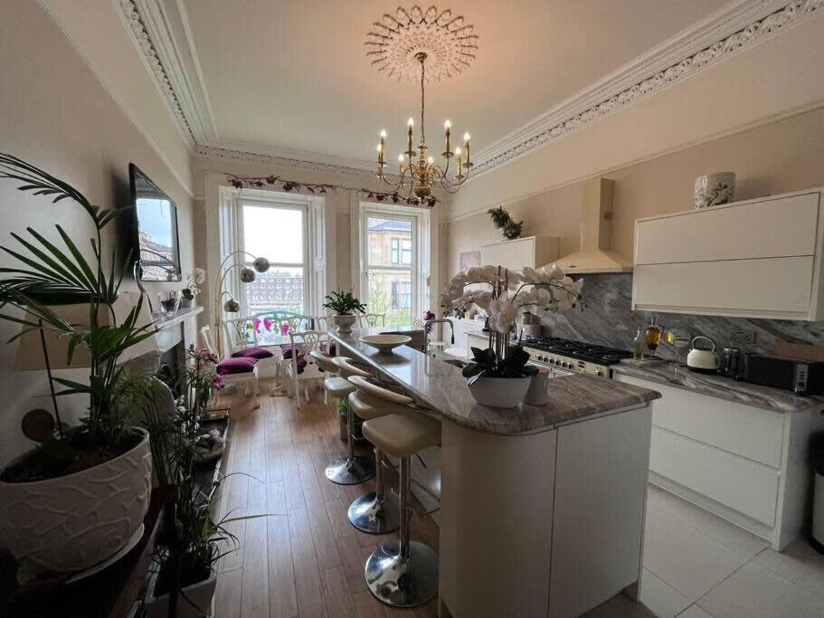 Wonderful 3 Bed West End Flat