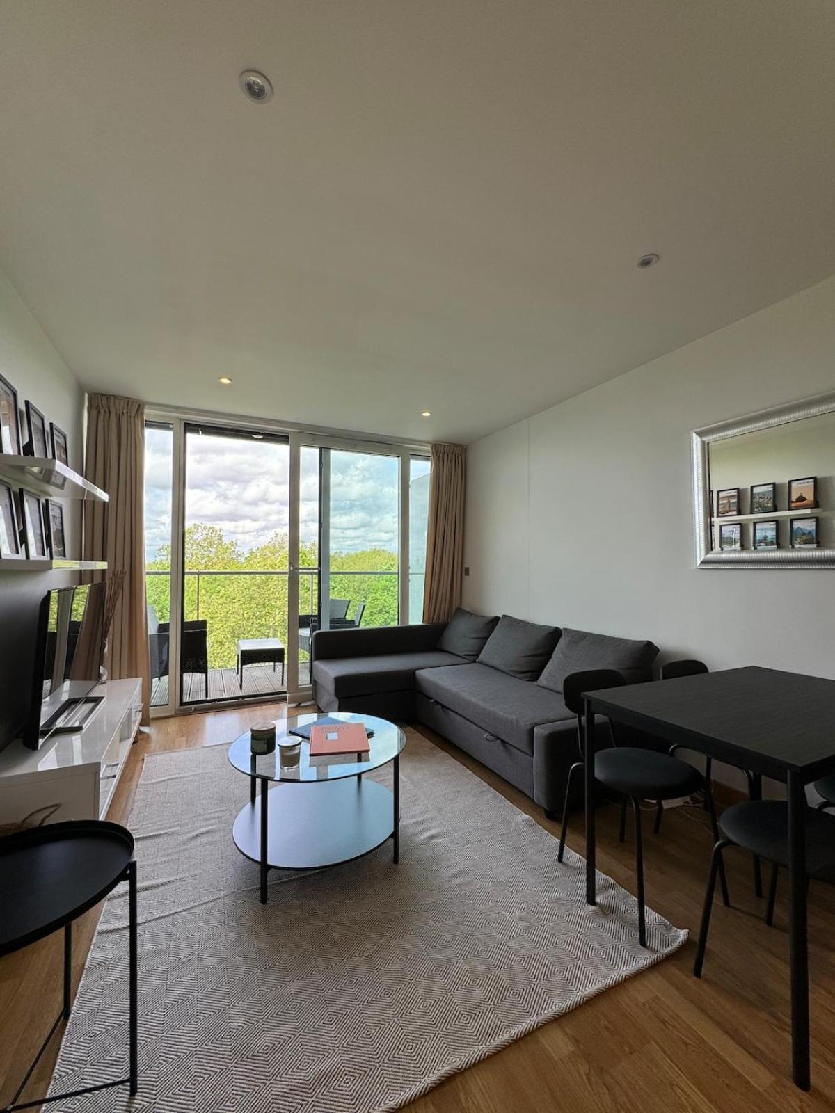 1 Bed by the Battersea Power - Oswalds