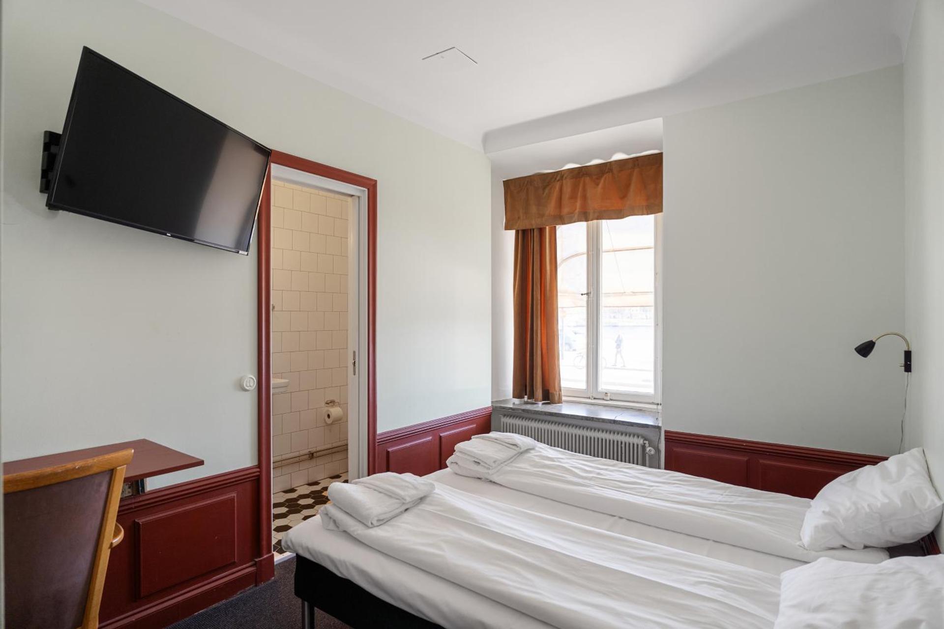 Double Room with Private Bathroom & Windows