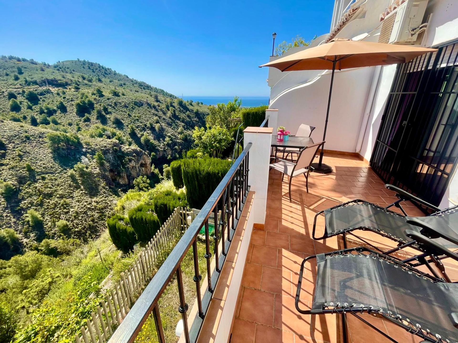 Apartamentos Axarquia , Frigiliana, terraza privada con vistas a la montaña rio y al mar