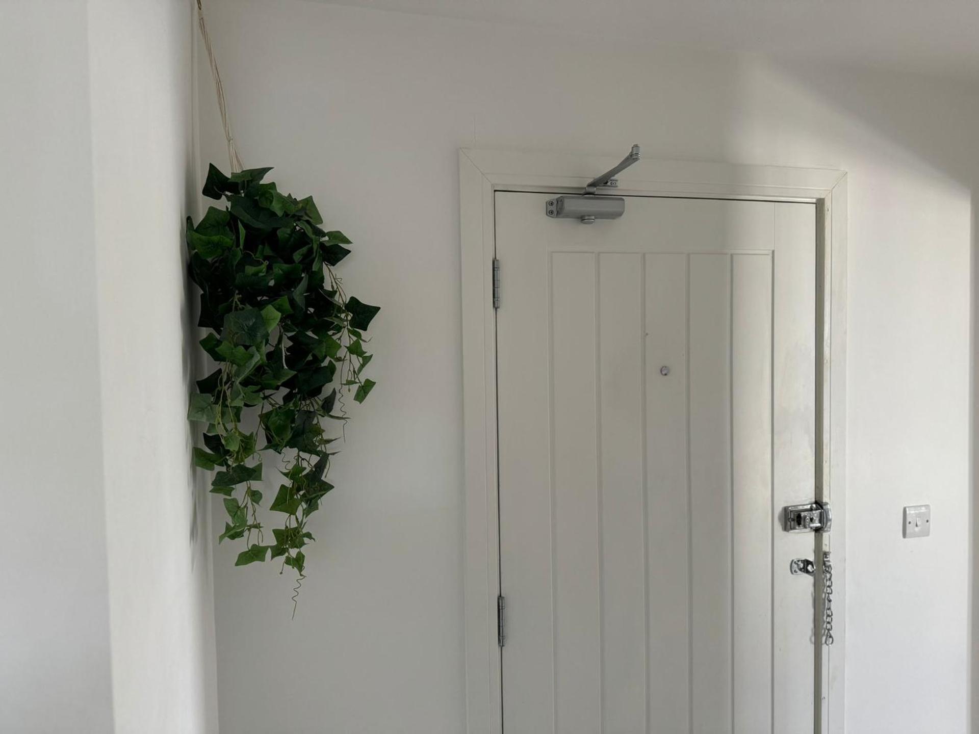 Bright & Stylish en-suite bedroom suitable for singles, couples, and families in a 2bed apartment