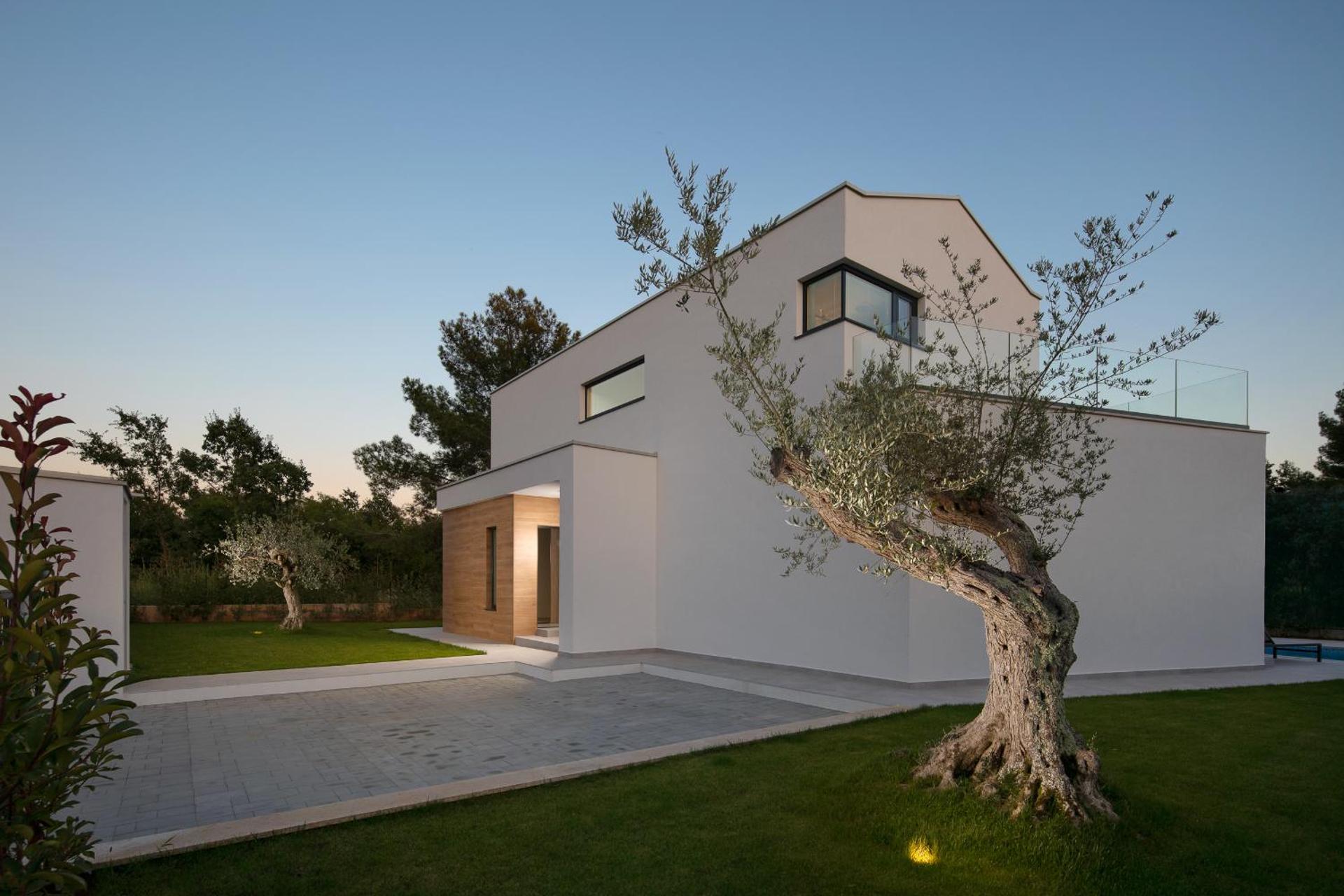 Moderne Luxusvilla Mali Dvor mit Pool 500m am Meer in Porec