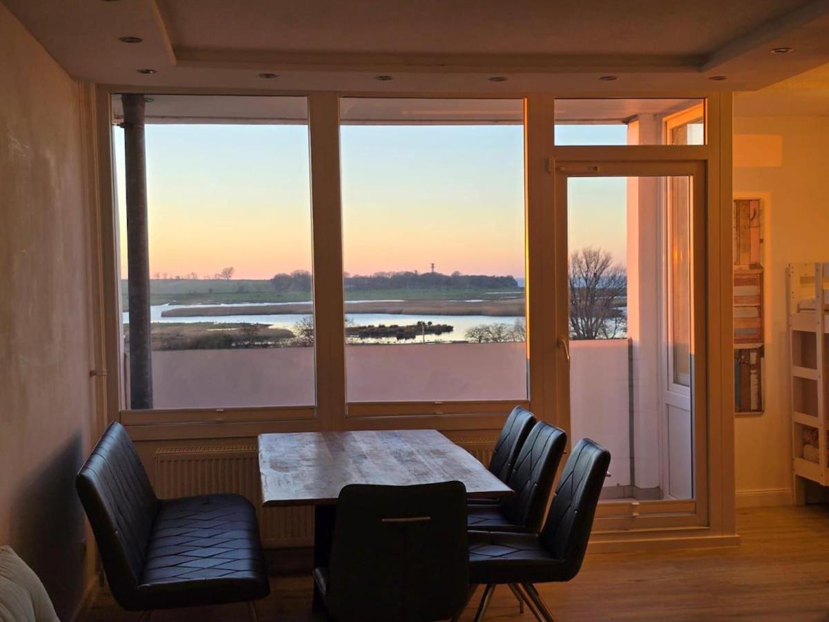 Moderne Wohnung mit Sonnenuntergang über dem Meer