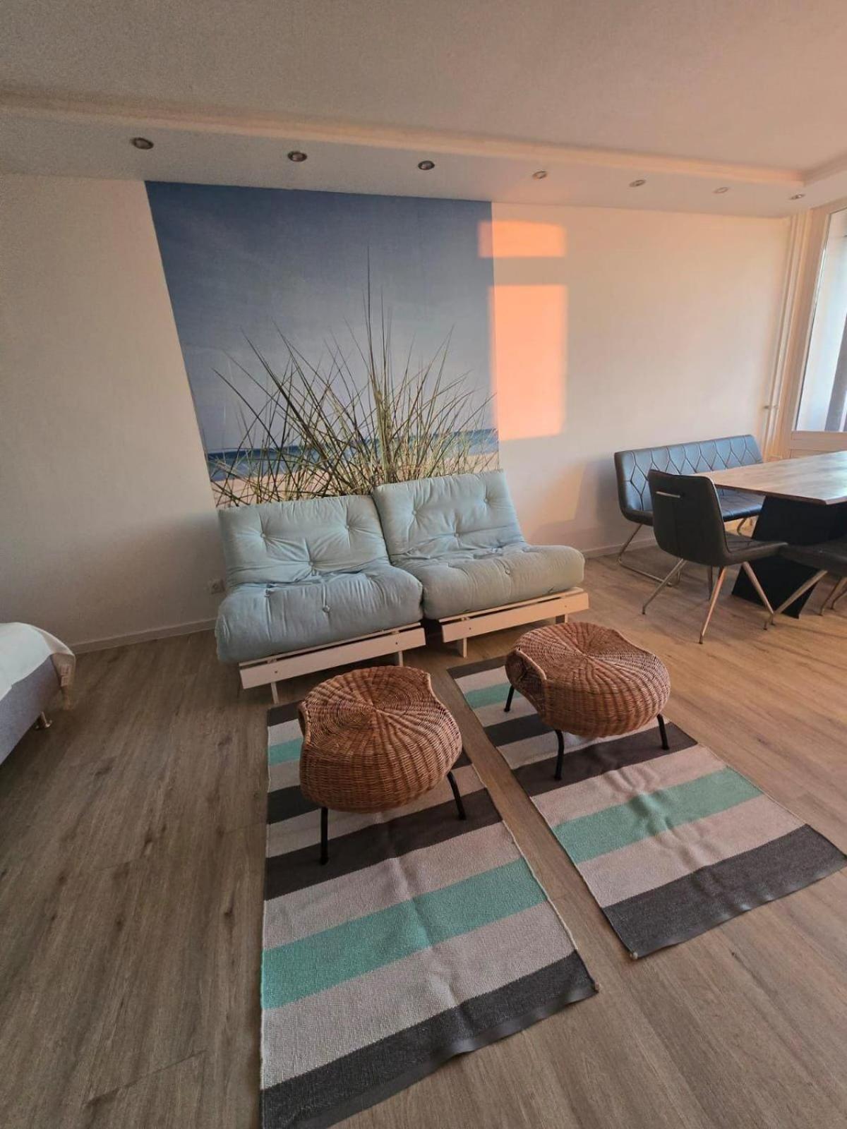 Moderne Wohnung mit Sonnenuntergang über dem Meer