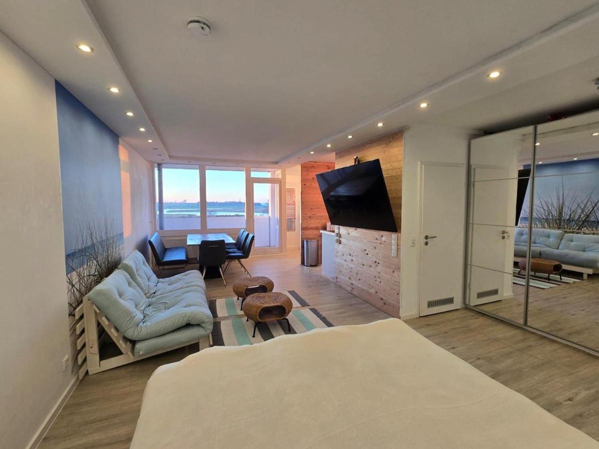 Moderne Wohnung mit Sonnenuntergang über dem Meer