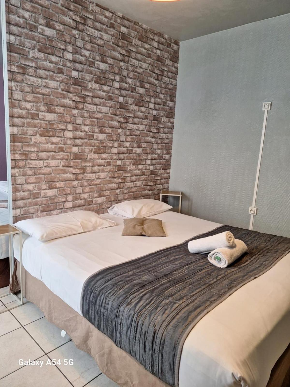 Le Montclair Montmartre by River