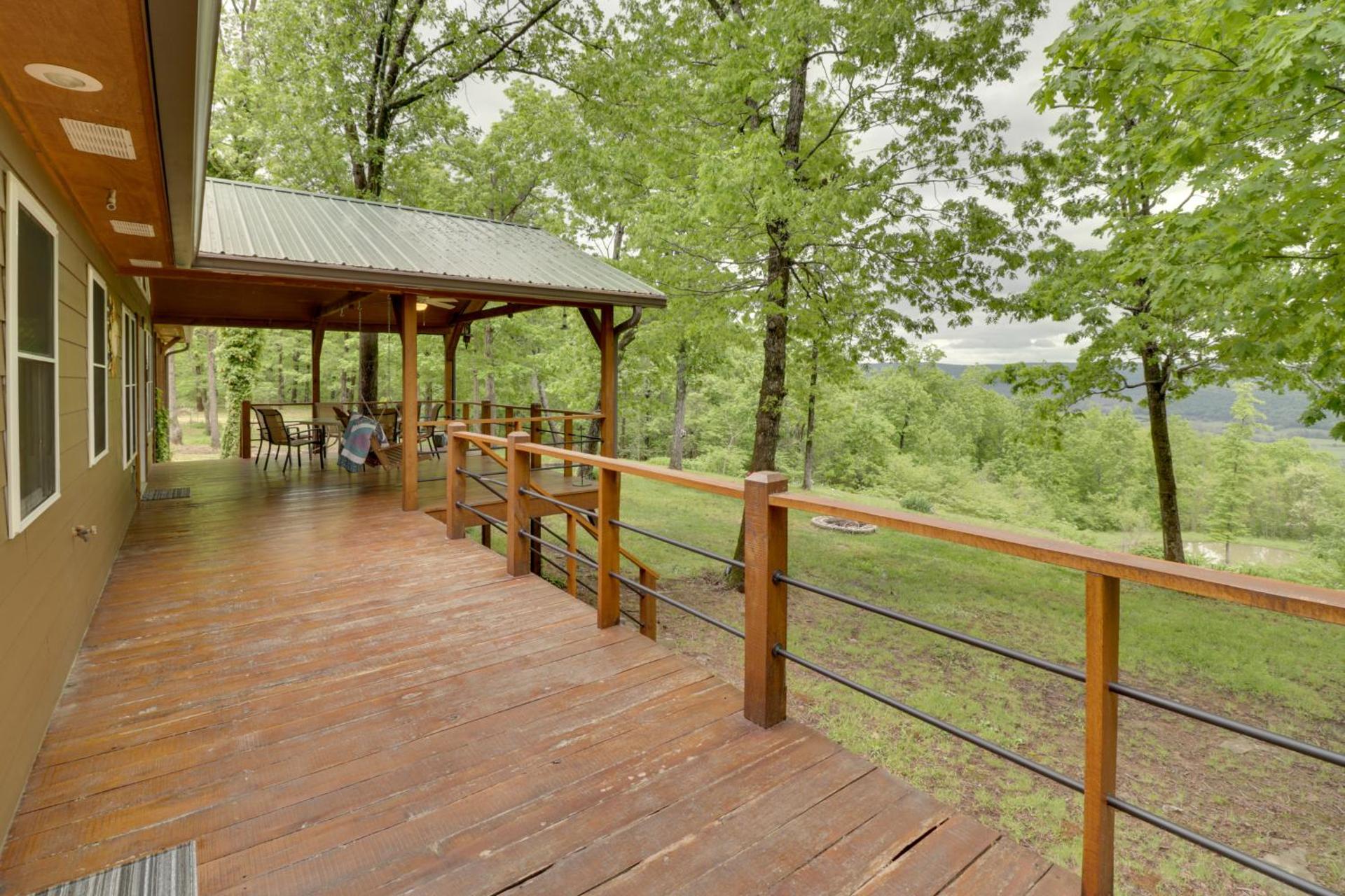 Bullfrog Bluff Mountain View Cabin with Deck!