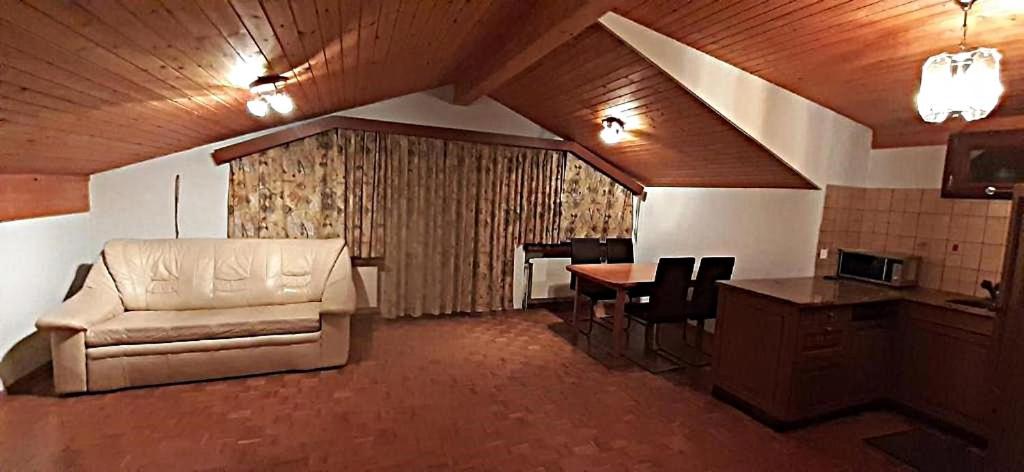 FREE Bus Winter Haus Loree