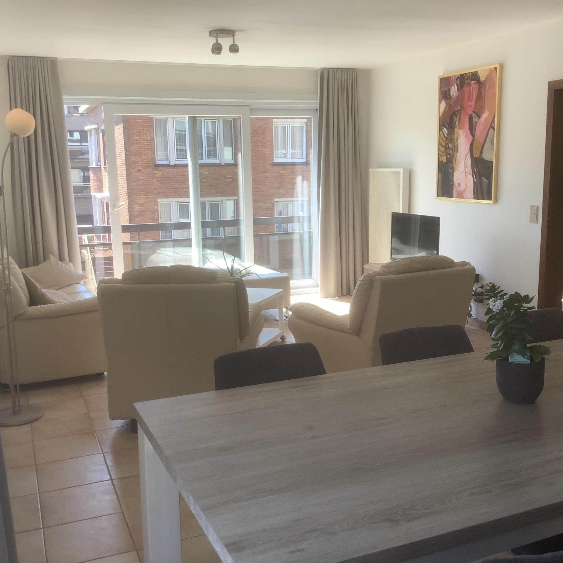 Ruim zonnig appartement op 50m van strand